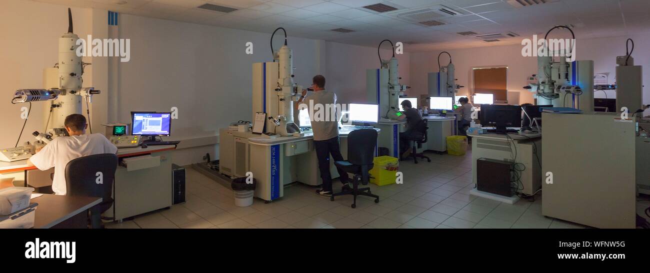 Frankreich, Eure, Grand Bourgtheroulde, ökologischen Labor, Analyse Zimmer mit 5 ATEM (analytische Transmissionselektronenmikroskopie) Stationen verwendet Asbest in Materialien Forschung und Asbestfasern in der Luft zu zählen Stockfoto