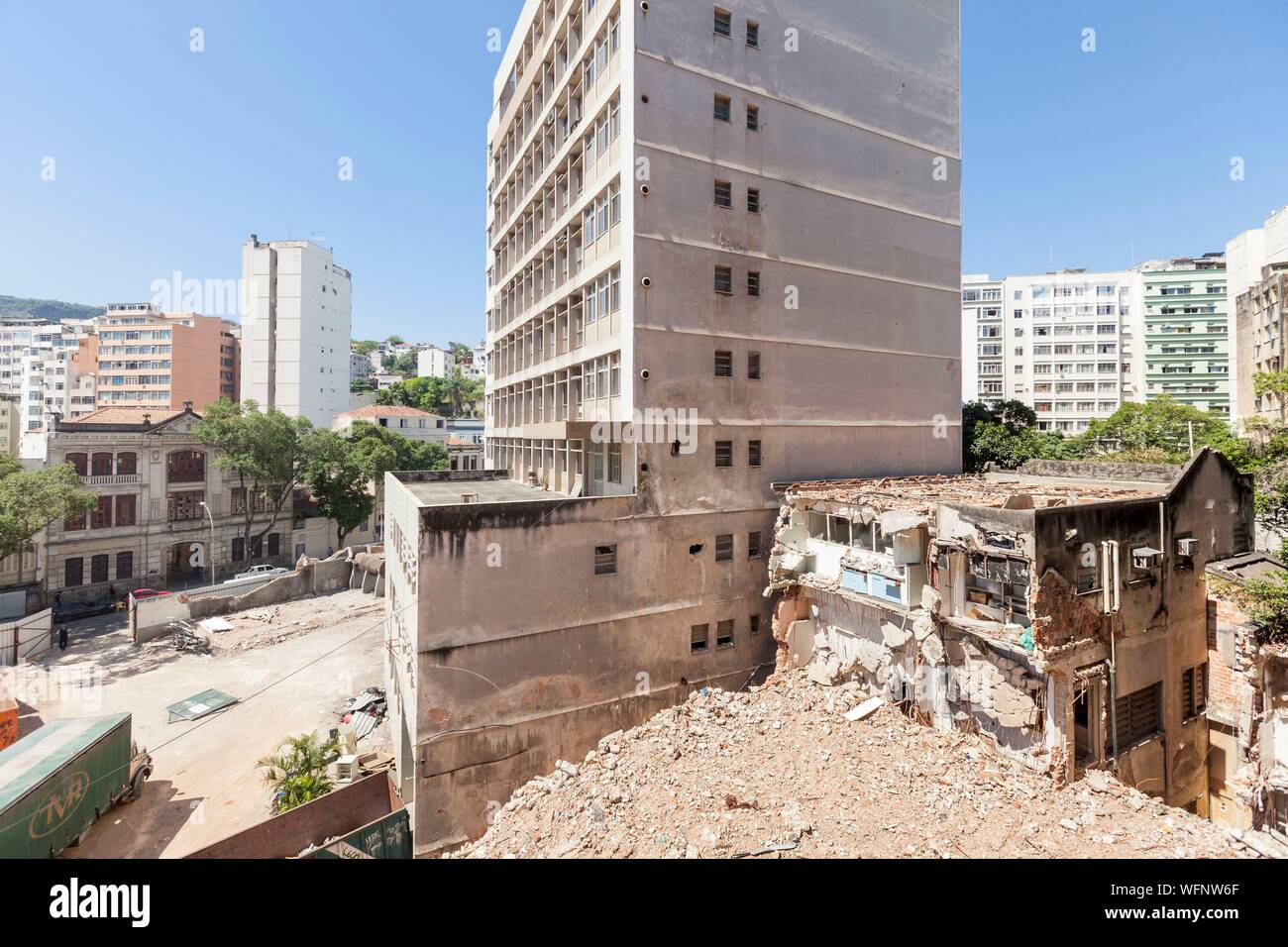 Brasilien, Bundesstaat Rio de Janeiro, Rio de Janeiro, die Stadt von der UNESCO zum Weltkulturerbe, allgemeine Sicht auf dem ehemaligen Gelände der INCA, Instituto Nacional de Krebs, Abbrucharbeiten Website mit einem Asbest Problem Stockfoto