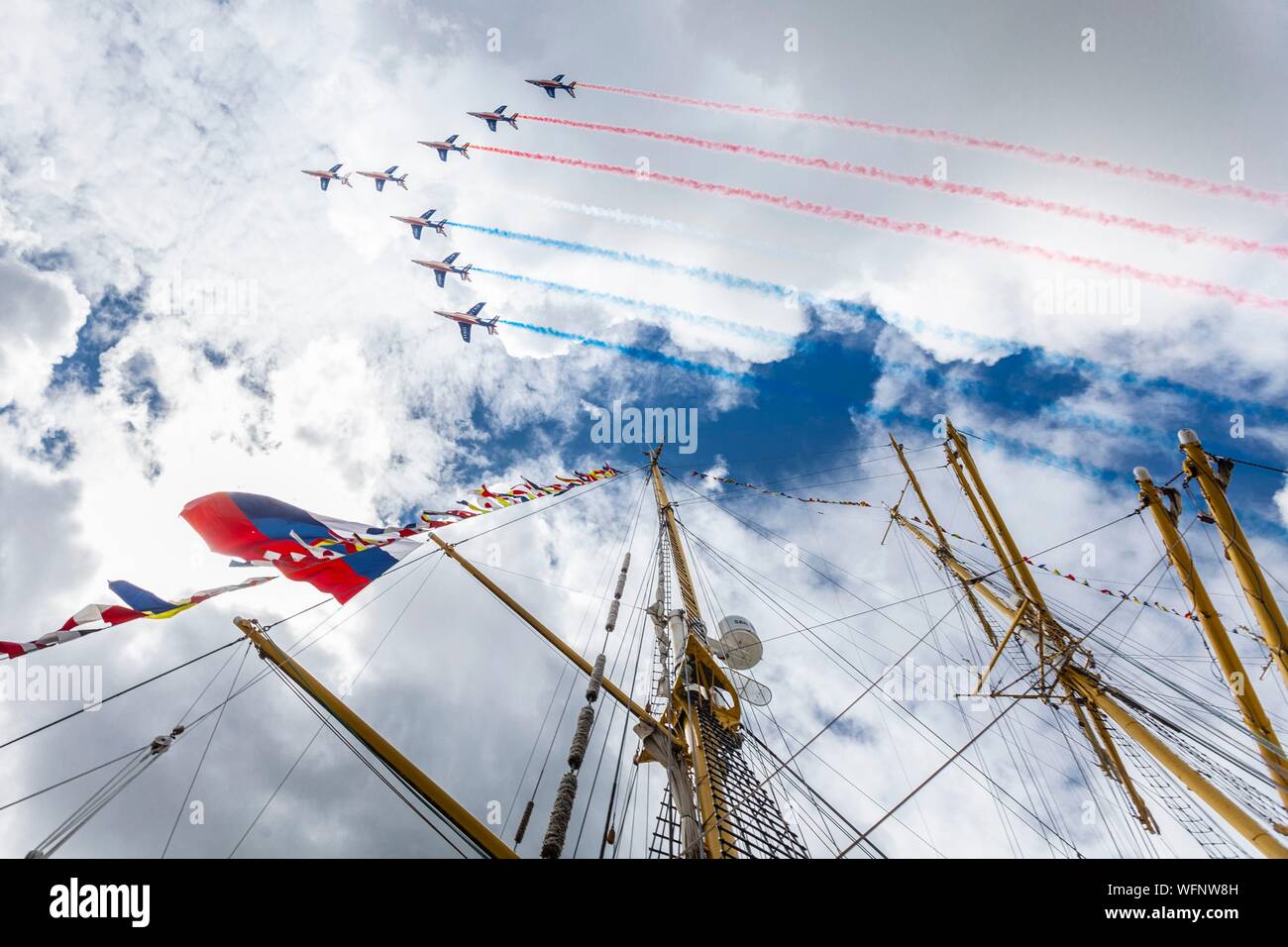 Frankreich, Seine Maritime, Rouen, Armada 2019, Patrouille de France Acrobatique (PAF) fliegen über die kruzenshtern Masten Stockfoto