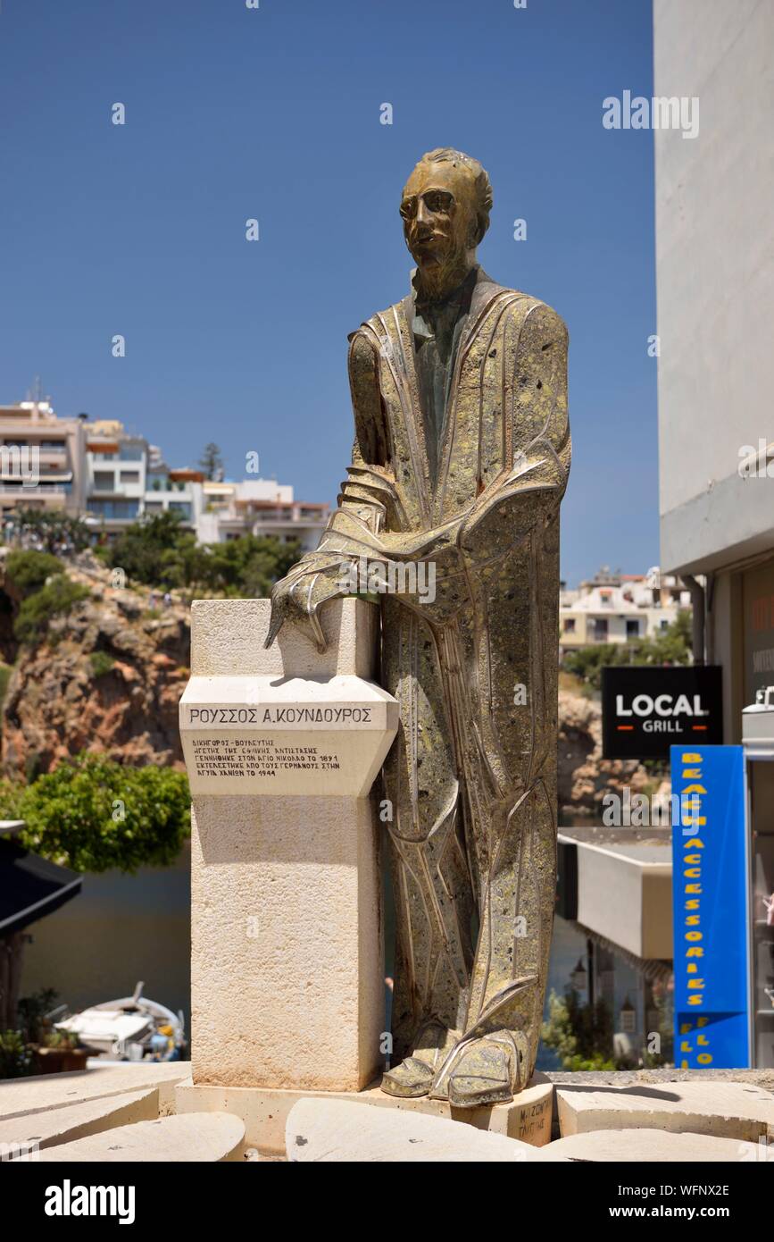 Griechenland, Kreta, Agios Nikolaos, Statue von Roussos Koundouros, Jurist und Politiker beständig durch die Deutschen während des Zweiten Weltkrieges ausgeführt Stockfoto