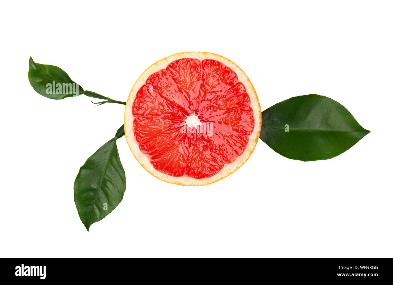 Grapefruit Stück auf weißem Hintergrund. Frisches Obst. Mit Freistellungspfaden. Frische Grapefruit mit grünen Blättern getrennt. Stockfoto