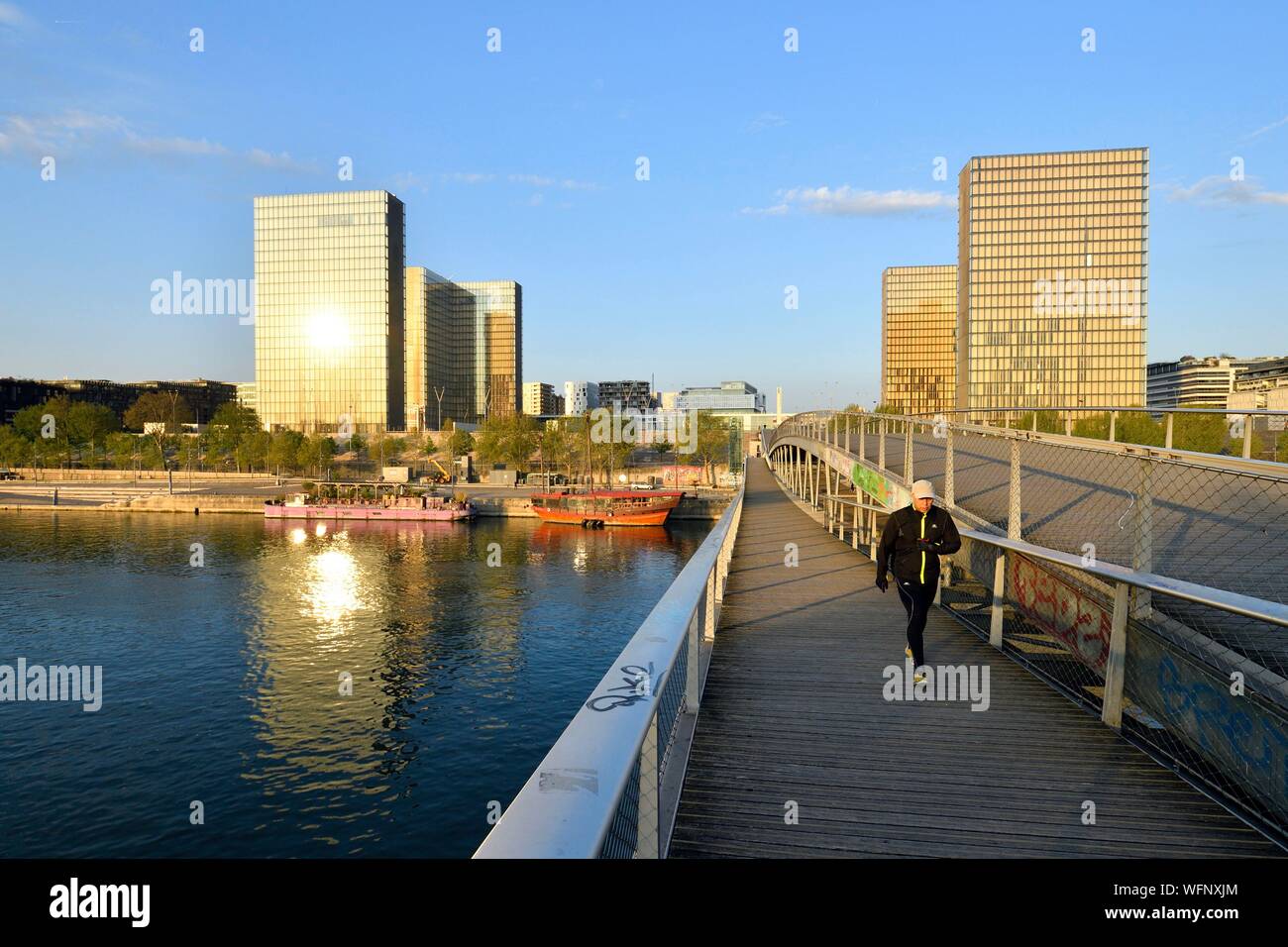 Frankreich, Paris, die Ufer der Seine, Bibliotheque Nationale de France (Französische Nationalbibliothek) von Architekt Dominique Perrault und die Simone de Beauvoir Fußgängerbrücke von Architekt Dietmar Feichtinger Stockfoto