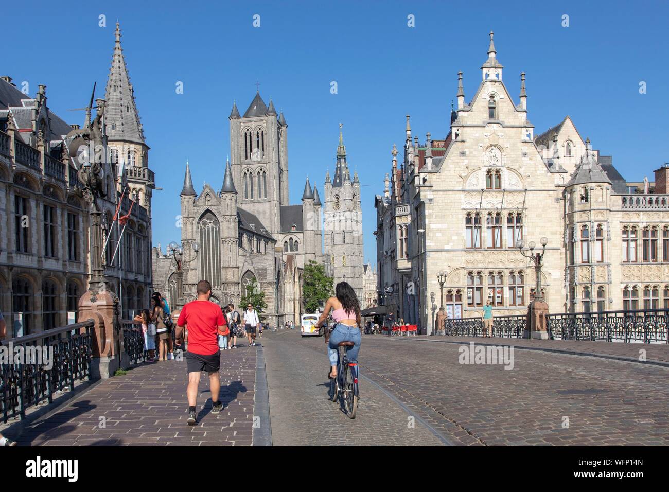 Belgien, Ost-flandern, Gent, Blick von der Saint Michel Brücke auf der Kirche von Saint Nicolas und der Glockenturm der Tuchhallen Stockfoto