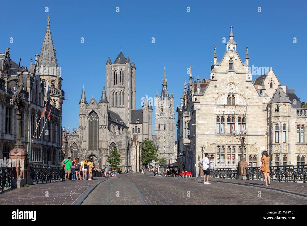 Belgien, Ost-flandern, Gent, Blick von der Saint Michel Brücke auf der Kirche von Saint Nicolas und der Glockenturm der Tuchhallen Stockfoto