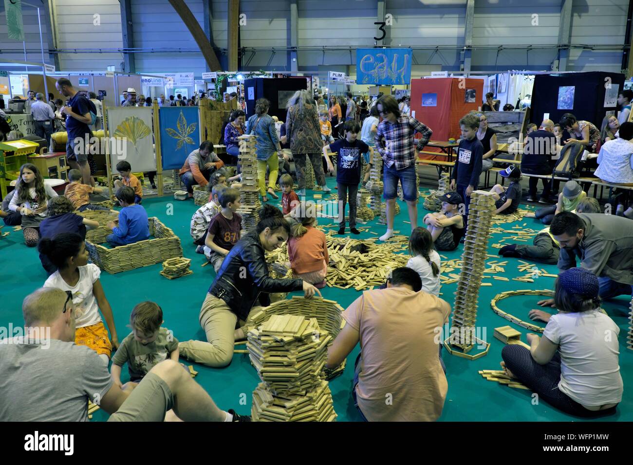 Frankreich Haut Rhin Colmar Parc Des Expositions Foire Eco Bio D Alsace Holz Spiele Kinder Stockfotografie Alamy