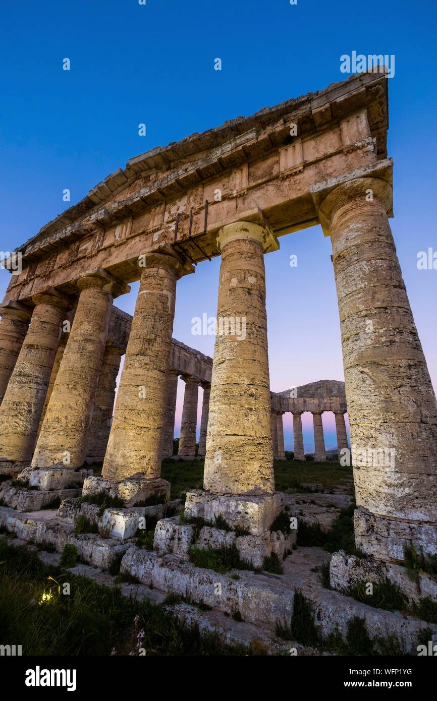 Italien, Sizilien, Segeste, griechische Tempel, von dorischen Stil, dating 5. Jahrhundert v. Chr. Stockfoto