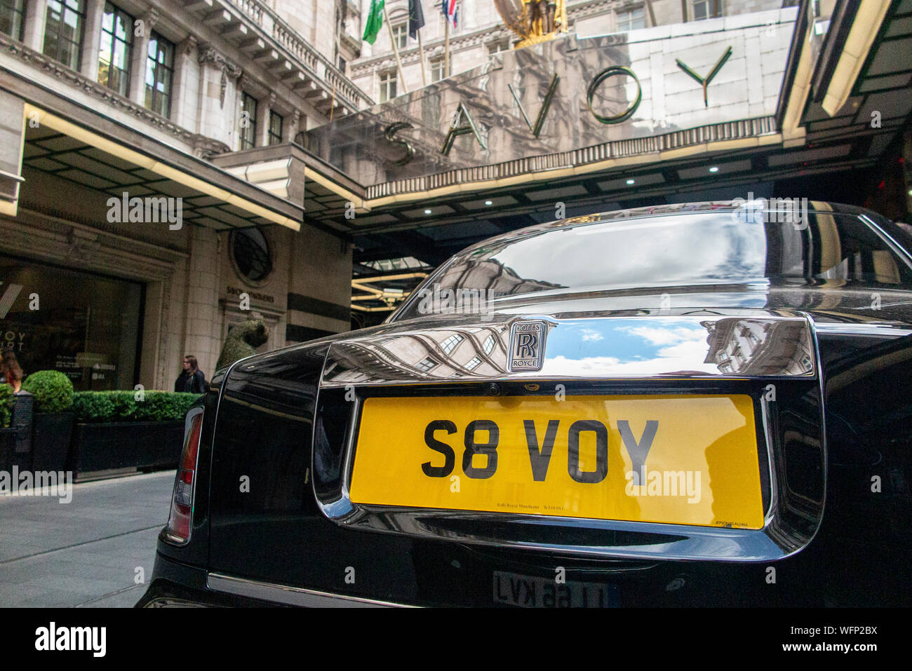 Ein Rolls Royce mit einem eigenen Kennzeichen Anzahl S8 VOY außerhalb des Savoy Hotel in London Stockfoto