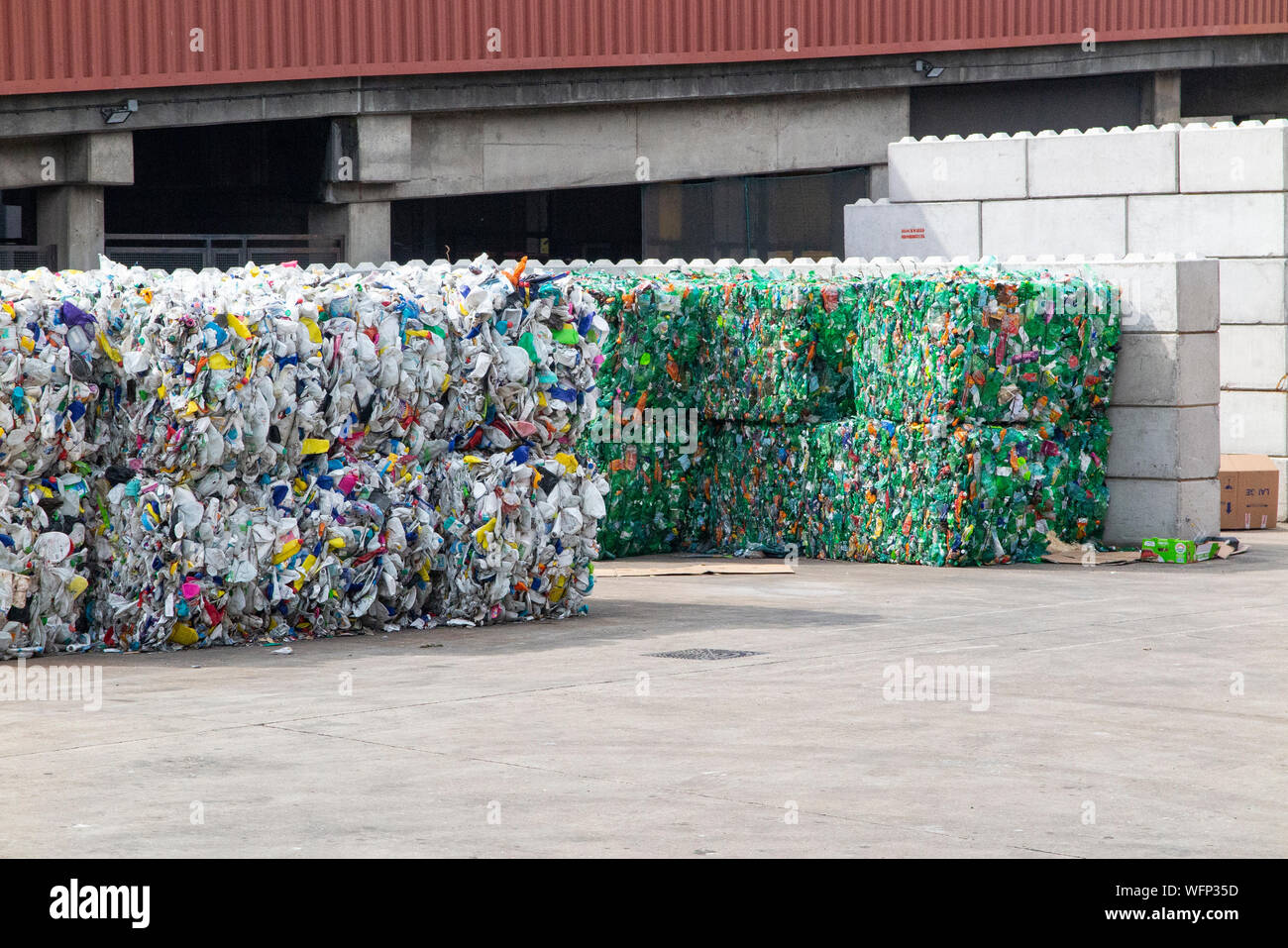 Wandsworth städtische Müllkippe und Recycling center mit verpackten Plastik Flaschen bereit für den Versand Stockfoto