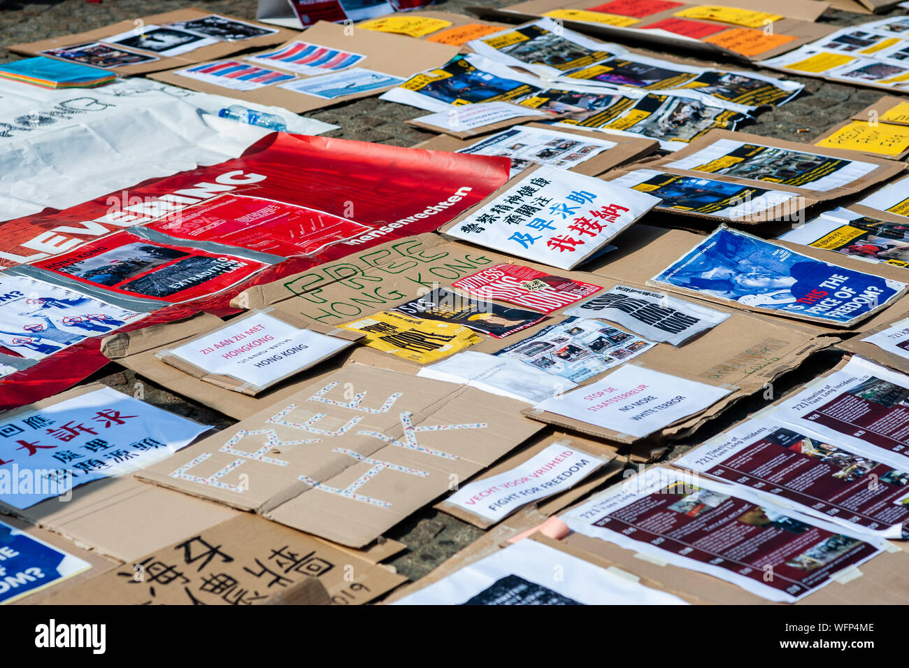 Plakate lag auf dem Boden während der Demonstration. Menschen versammelt, tragen schwarze Kleidung am Dam Platz protestieren in Solidarität mit den Menschen in Hongkong. Proteste wurden für zwei Monate, über einen jetzt - verschobene Auslieferung Rechnung, aber Nachfragen haben zu Forderungen nach Demokratie und politische Reformen erweitert. Die Regierung von Hongkong hat zu keinen der 5 Forderungen der Menschen in Hongkong reagiert. Stockfoto