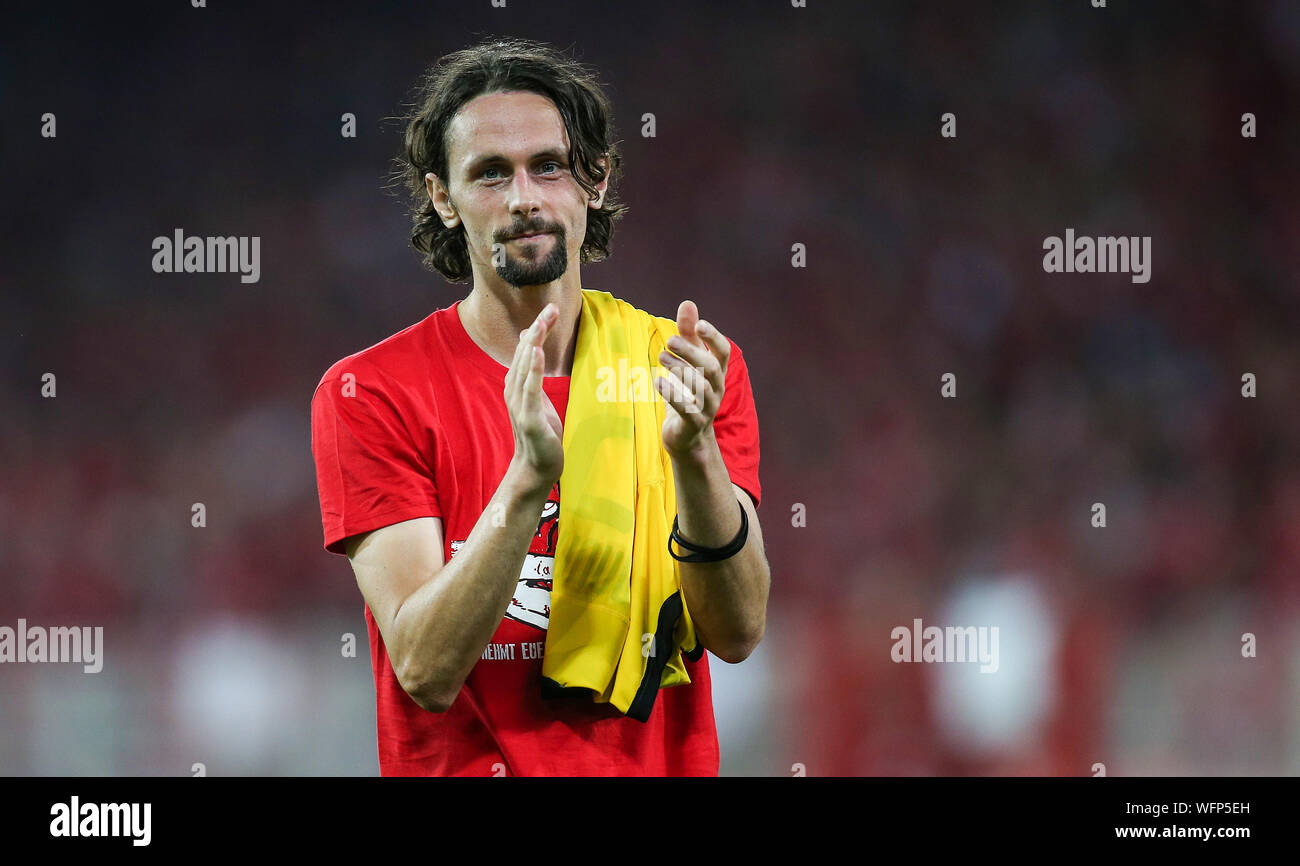 Berlin, Deutschland. 31 Aug, 2019. Fussball: Bundesliga, 1.FC Union Berlin - Borussia Dortmund, 3. Spieltag, Stadion An der Alten Försterei. Berliner Neven Subotic claps lächelnd mit einem Dortmund Trikot über seine Schulter nach dem Spiel. Credit: Andreas Gora/dpa - WICHTIGER HINWEIS: In Übereinstimmung mit den Anforderungen der DFL Deutsche Fußball Liga oder der DFB Deutscher Fußball-Bund ist es untersagt, zu verwenden oder verwendet Fotos im Stadion und/oder das Spiel in Form von Bildern und/oder Videos - wie Foto Sequenzen getroffen haben./dpa/Alamy leben Nachrichten Stockfoto