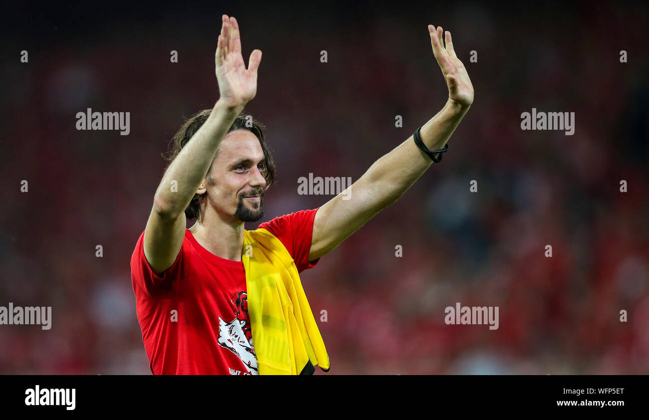 Berlin, Deutschland. 31 Aug, 2019. Fussball: Bundesliga, 1.FC Union Berlin - Borussia Dortmund, 3. Spieltag, Stadion An der Alten Försterei. Berliner Neven Subotic claps lächelnd mit einem Dortmund Trikot über seine Schulter nach dem Spiel. Credit: Andreas Gora/dpa - WICHTIGER HINWEIS: In Übereinstimmung mit den Anforderungen der DFL Deutsche Fußball Liga oder der DFB Deutscher Fußball-Bund ist es untersagt, zu verwenden oder verwendet Fotos im Stadion und/oder das Spiel in Form von Bildern und/oder Videos - wie Foto Sequenzen getroffen haben./dpa/Alamy leben Nachrichten Stockfoto