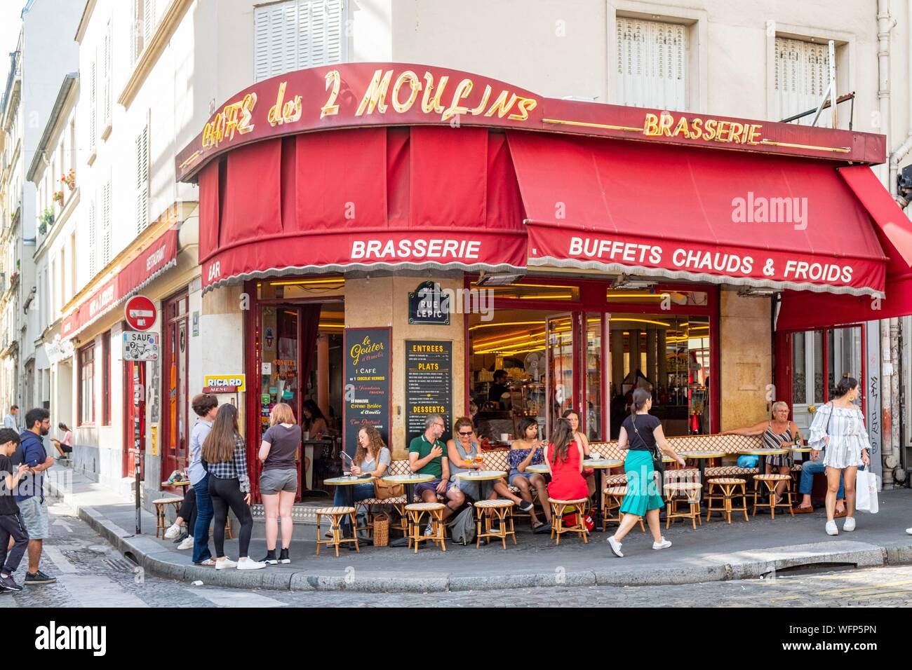 Frankreich, Paris, Rue Lepic, das Café des Deux Moulins, die als Kulisse für den Film Die fabelhafte Welt der Amelie Poulain serviert. Stockfoto