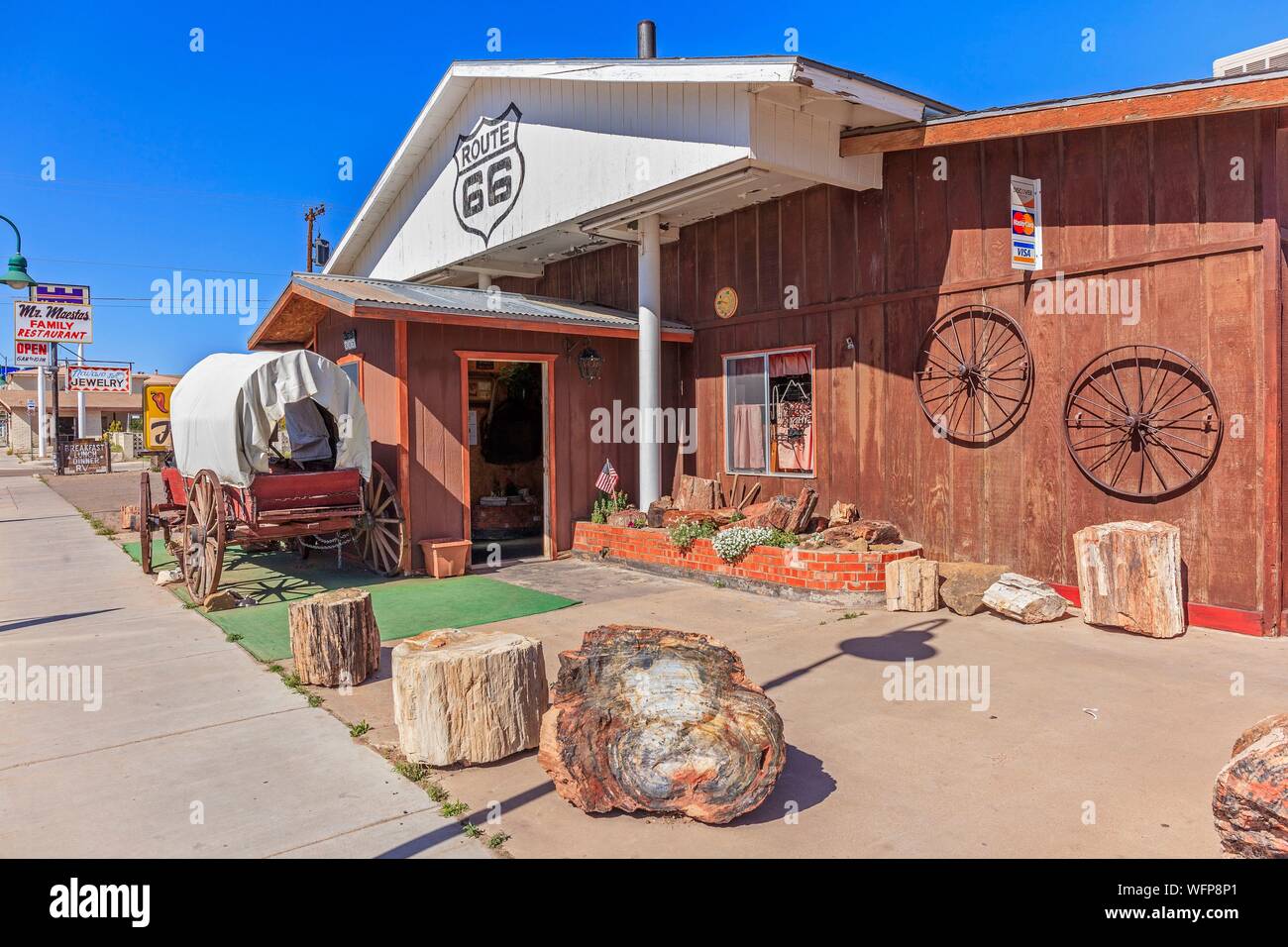 United States, Florida, Route 66, Holbrook, Herr Maesta's Cafe, im Vordergrund versteinerte Baumstämme aus dem späten Trias, 225 Millionen Jahren Stockfoto
