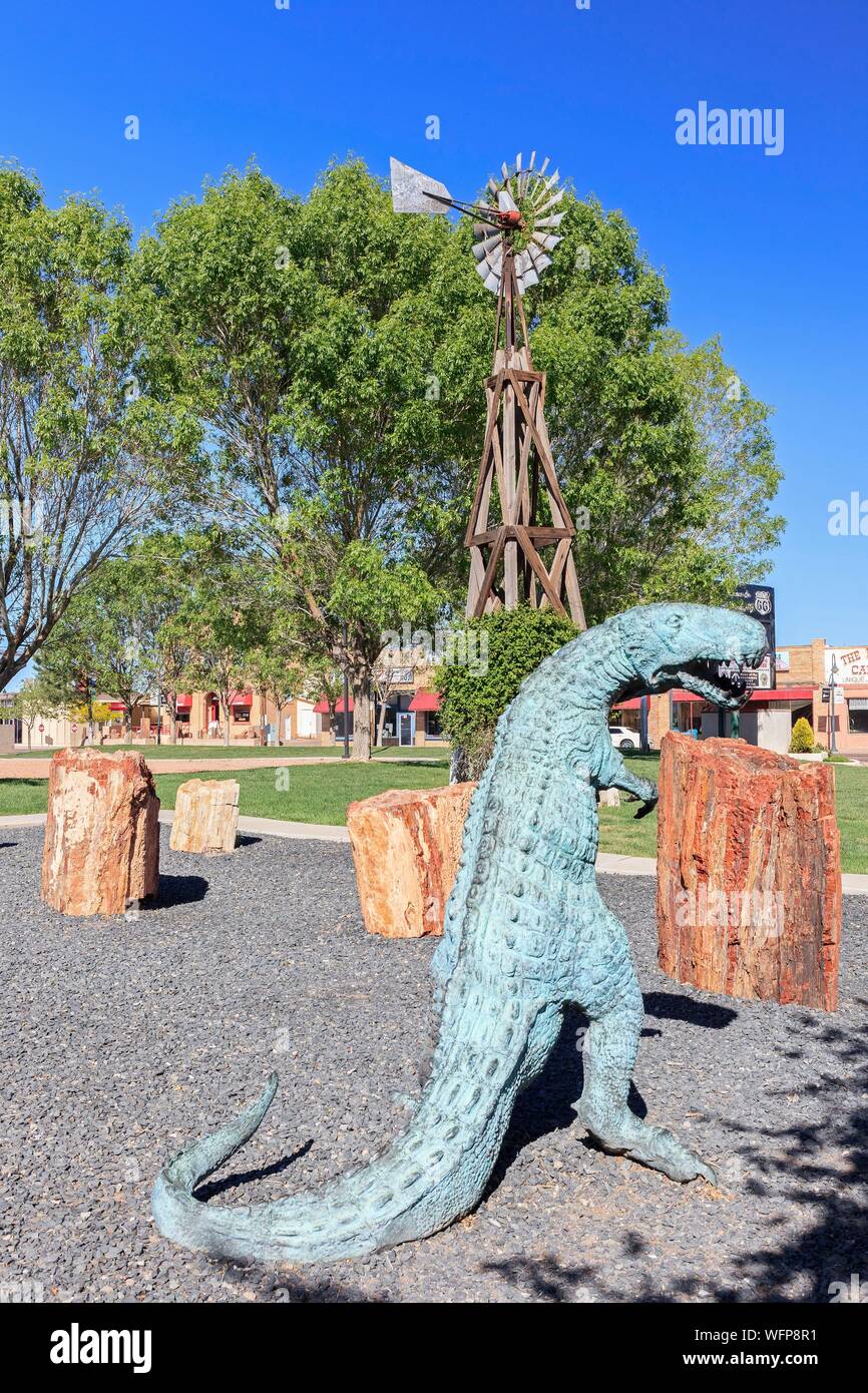 United States, Florida, Route 66, Holbrook, Dinosaurier Statue und versteinerte Baumstämme aus dem späten Trias, 225 Millionen Jahren Stockfoto