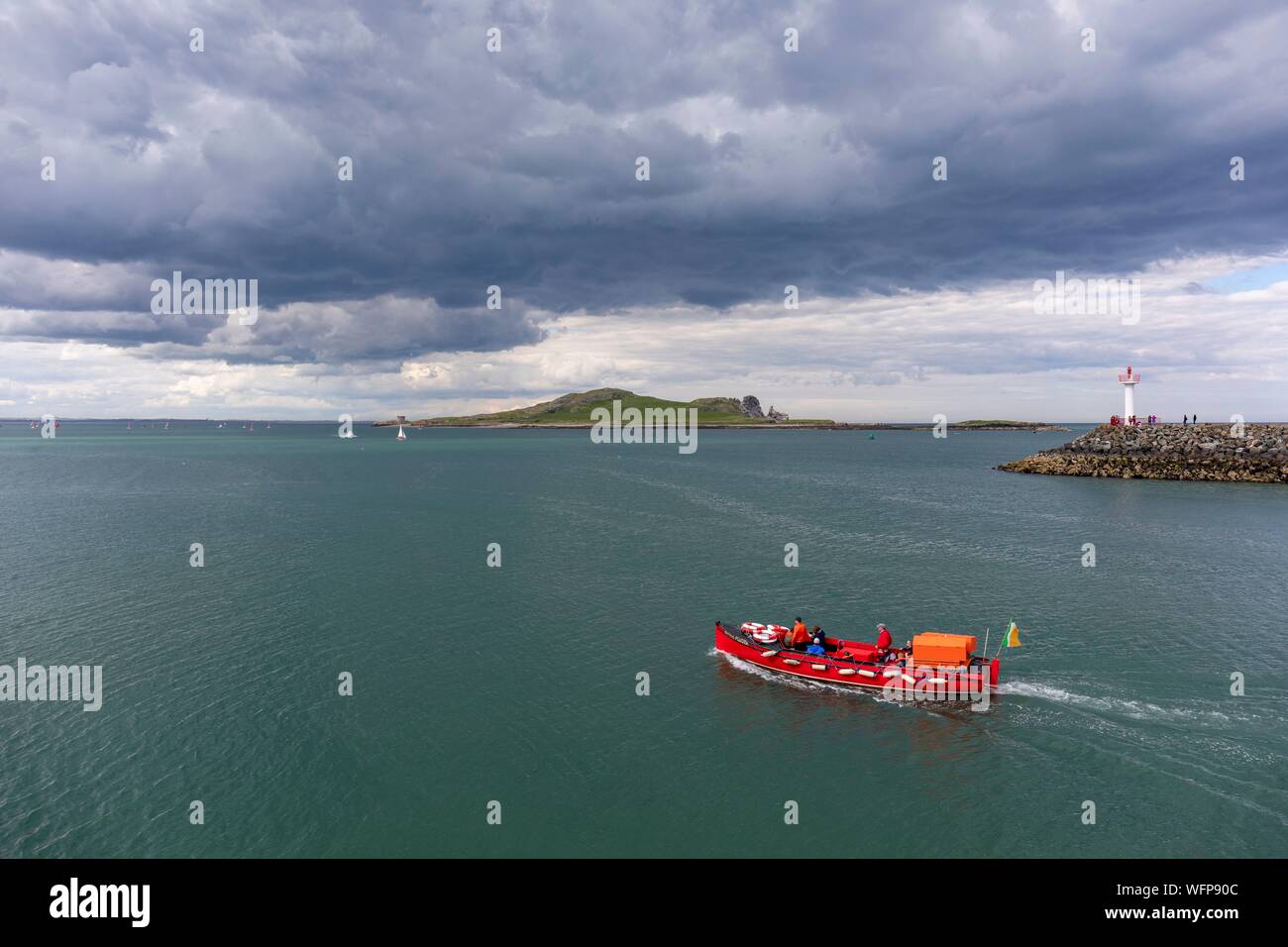 Irland, Fingal County, nördlichen Vorort von Dublin, Howth, Angeln boot Auslaufen aus dem Hafen, aus, die wilde Insel des Irischen Auge Stockfoto