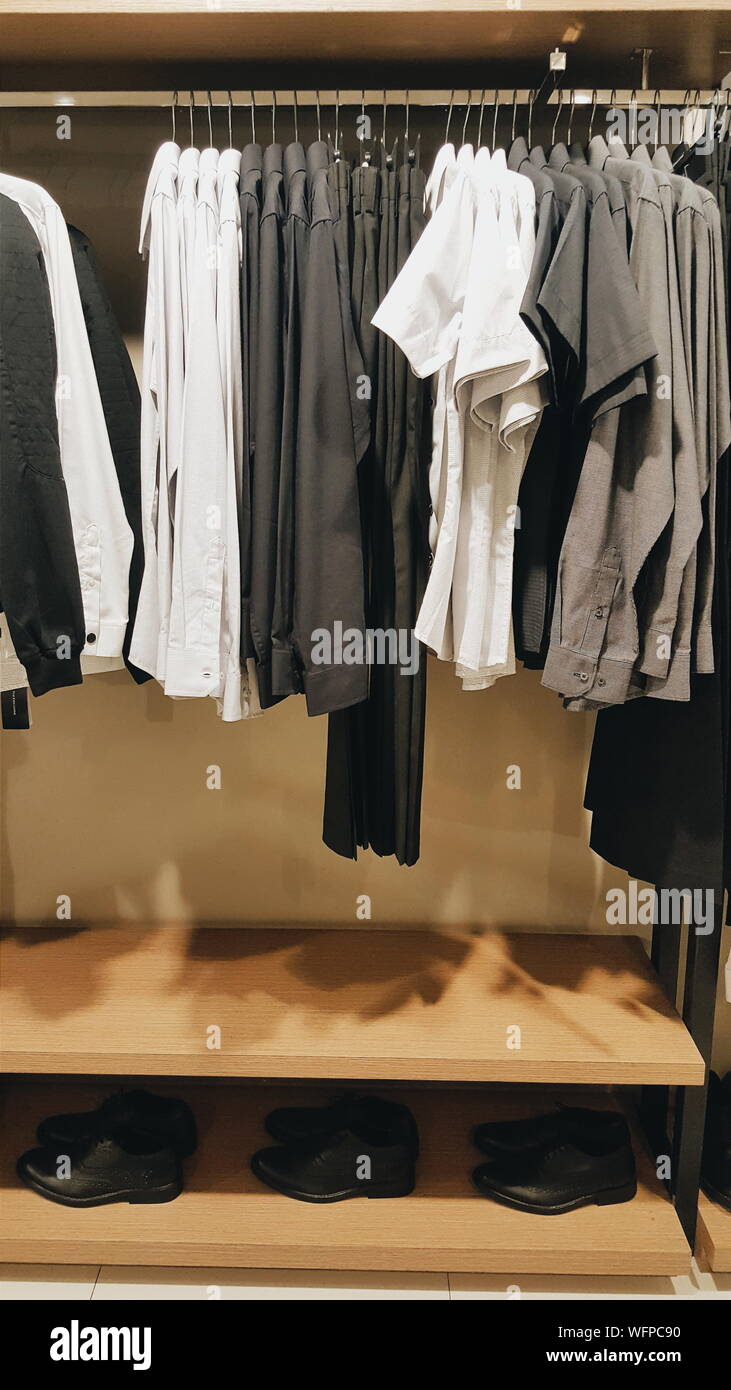 Large Shoe Rack Stockfotos & Large Shoe Rack Bilder - Alamy