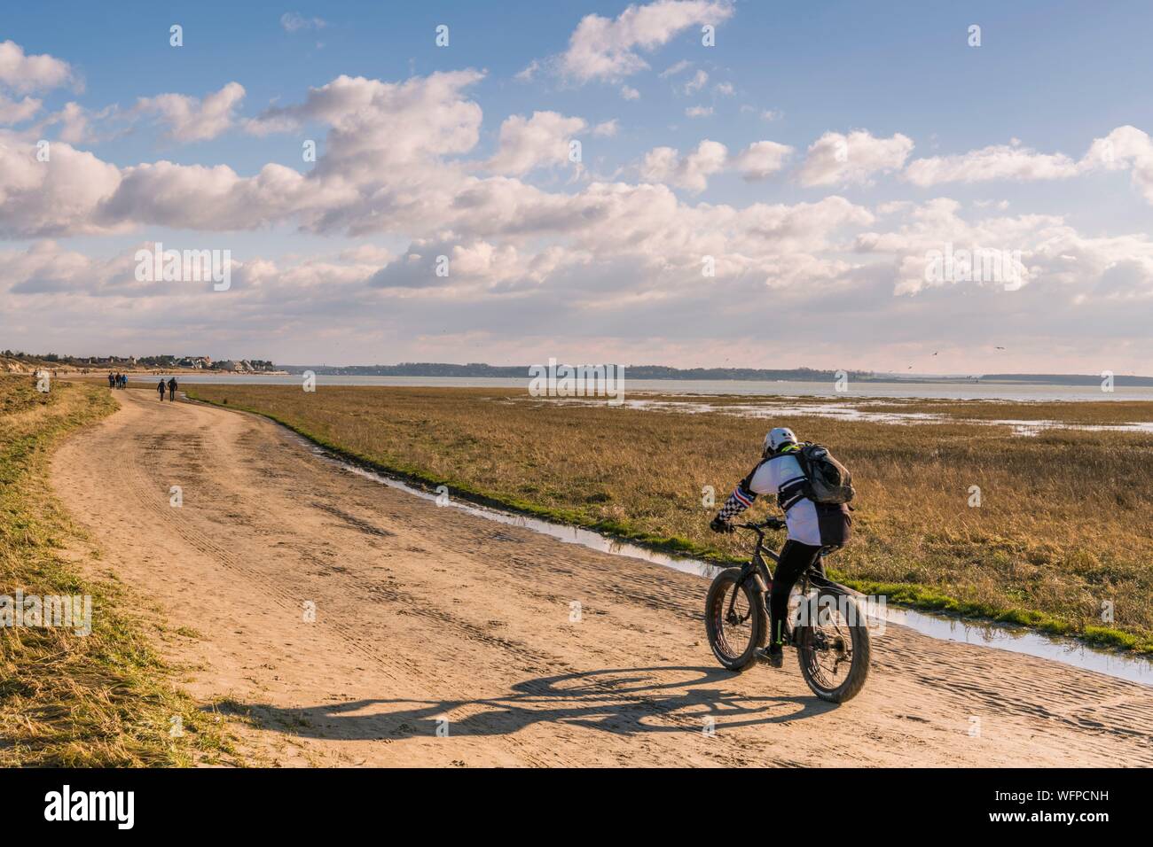 Frankreich, Somme, Somme Bay, Le Crotoy, Spaziergänger am Strand von Crotoy in den ersten Tagen des Frühlings Stockfoto