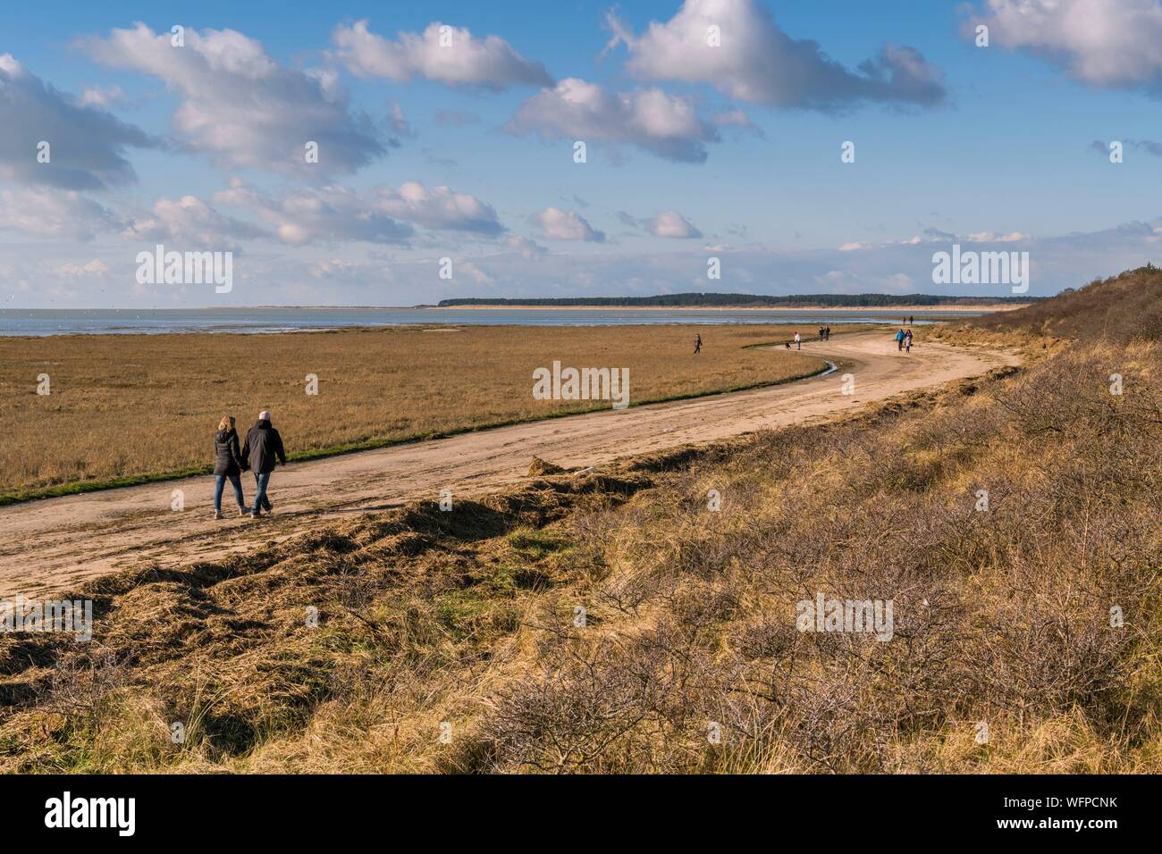 Frankreich, Somme, Somme Bay, Le Crotoy, Spaziergänger am Strand von Crotoy in den ersten Tagen des Frühlings Stockfoto