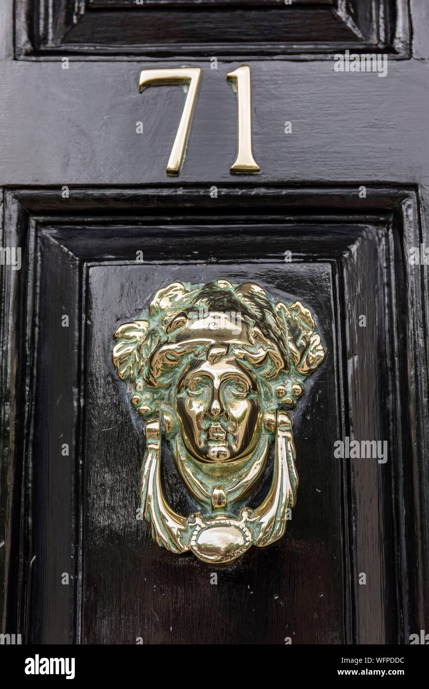 Irland, Dublin Merrion Square, dem berühmten bunten Türen und deren Messing Knöpfe und Griffe in der Regel vom Georgischen Kunst Stockfoto