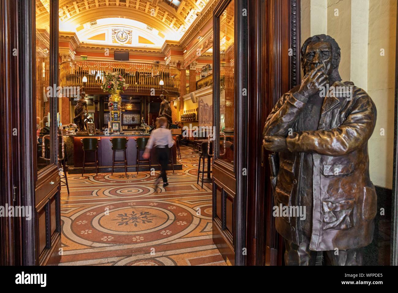 Irland, Dublin, Green College, eine Bar und ein Restaurant, in der Lobby einer ehemaligen Bank untergebracht, viktorianische Architektur, am Eingang der Statue von Con Houlihan, einer der bekanntesten Sport Irlands Journalisten Stockfoto