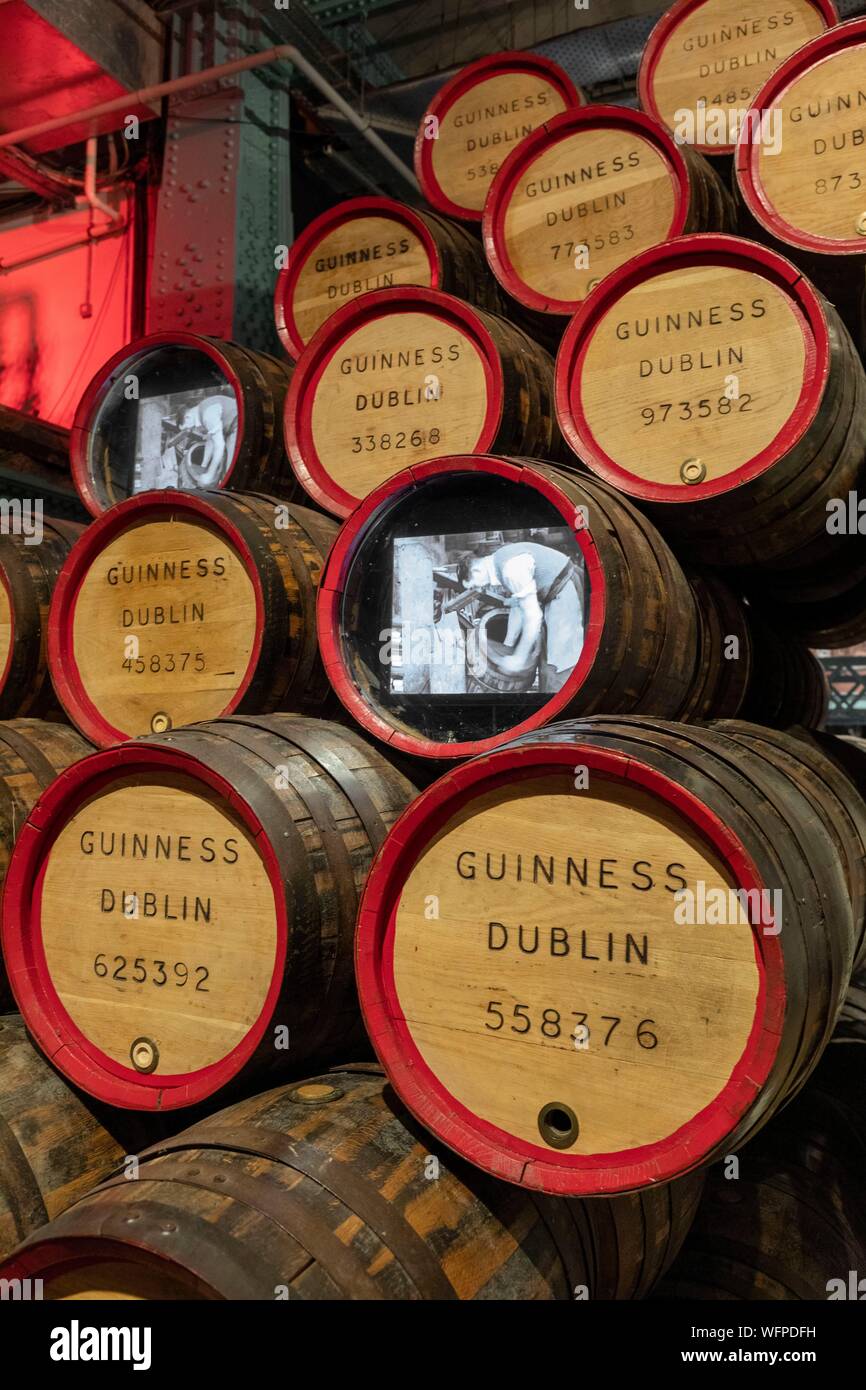 Irland, Dublin, Guinness Storehouse, Museum in der Fabrik auf den Spuren der Geschichte des berühmten irischen Bier mit einer Dachterrasse mit Bar und Verkostungen, zu zeigen, wie man Bier Kegs machen Stockfoto