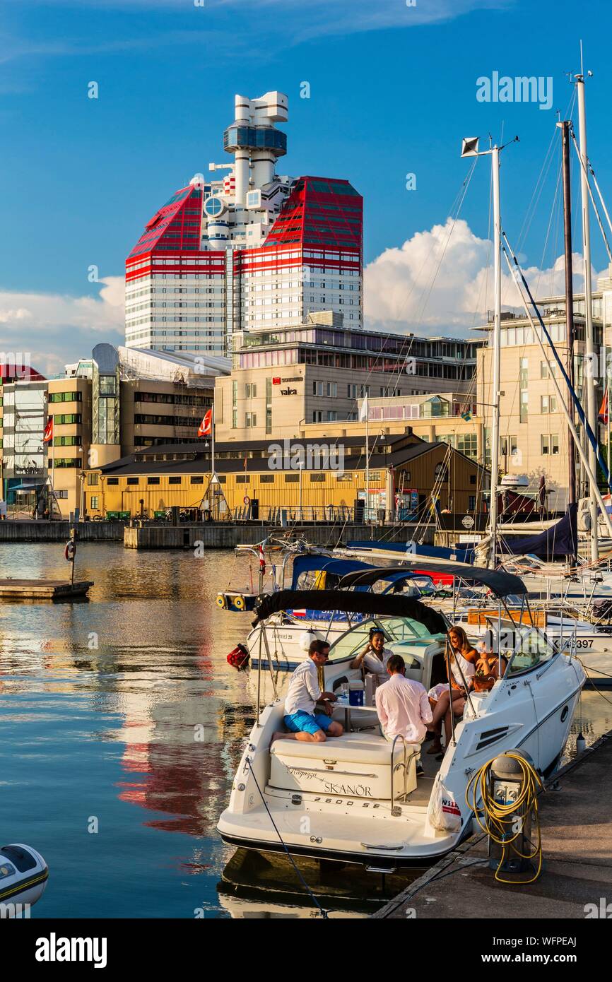 Schweden, Vastra Gotaland, Göteborg (Gothenburg), der Wolkenkratzer und der Gotheborgs-Utkiken Segelboot Viking im Hafen Lilla Bommen Stockfoto