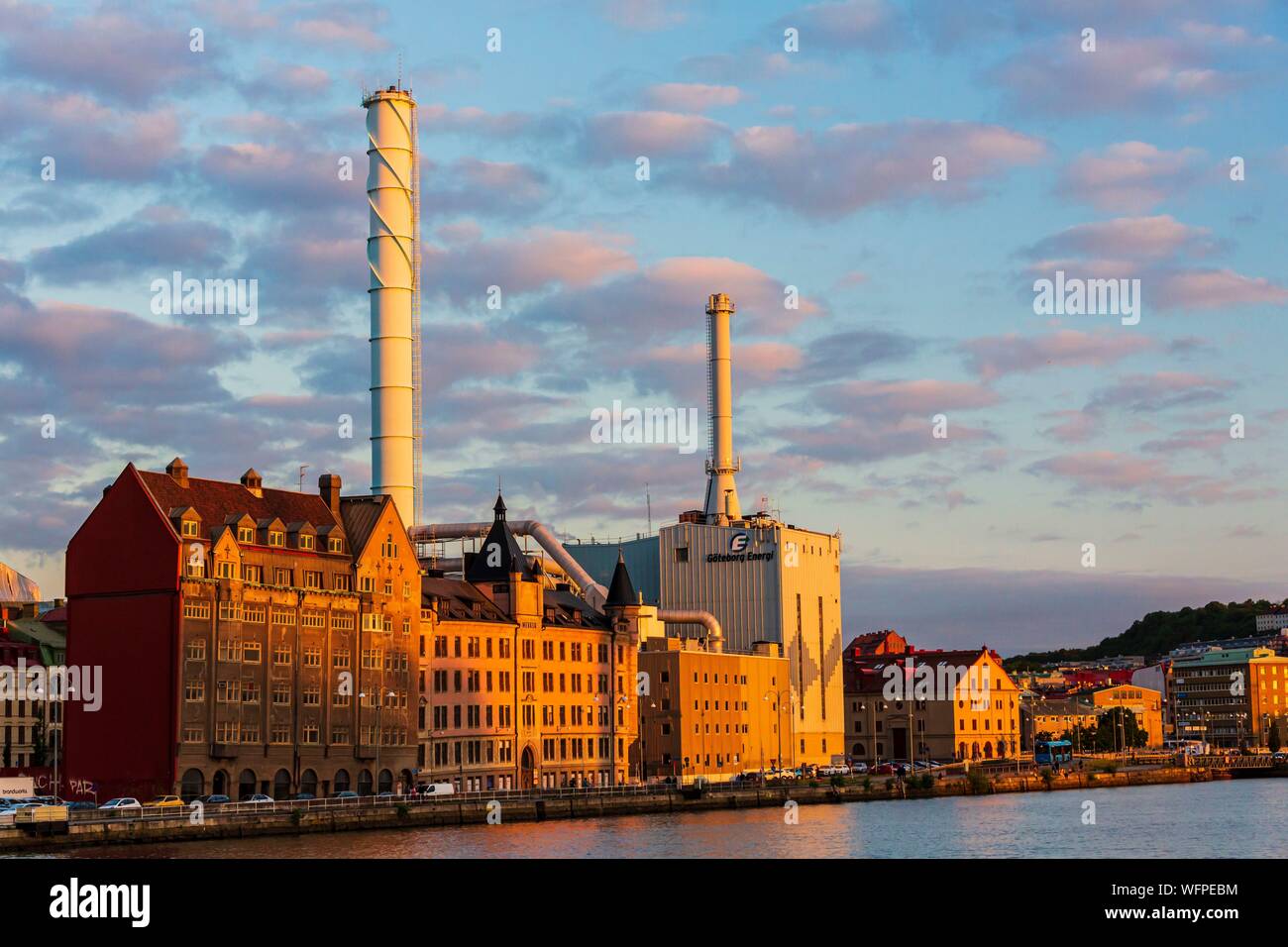 Schweden, Vastra Gotaland, Göteborg (Gothenburg), Blick auf das thermische Kraftwerk der Stadt und der Affarshuset Merkur Wer ist das älteste erhaltene Haus auf der Anlegebrücke Stockfoto