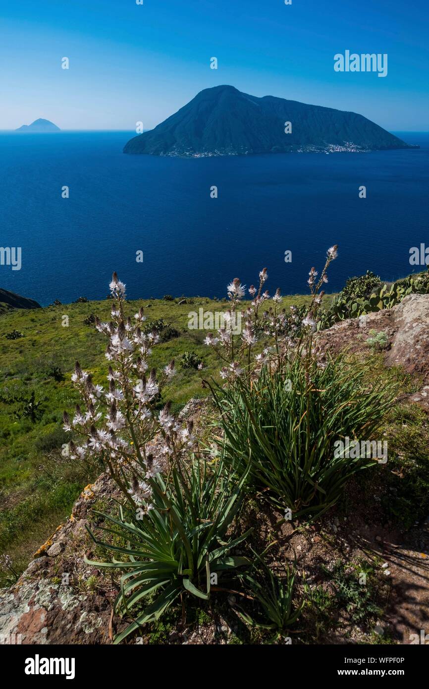 Italien, Sizilien, Liparische Inseln als Weltkulturerbe von der UNESCO, Lipari, Salina Inseln Alicudi und Filicudi von Chiesa vieja der Quattropani Stockfoto