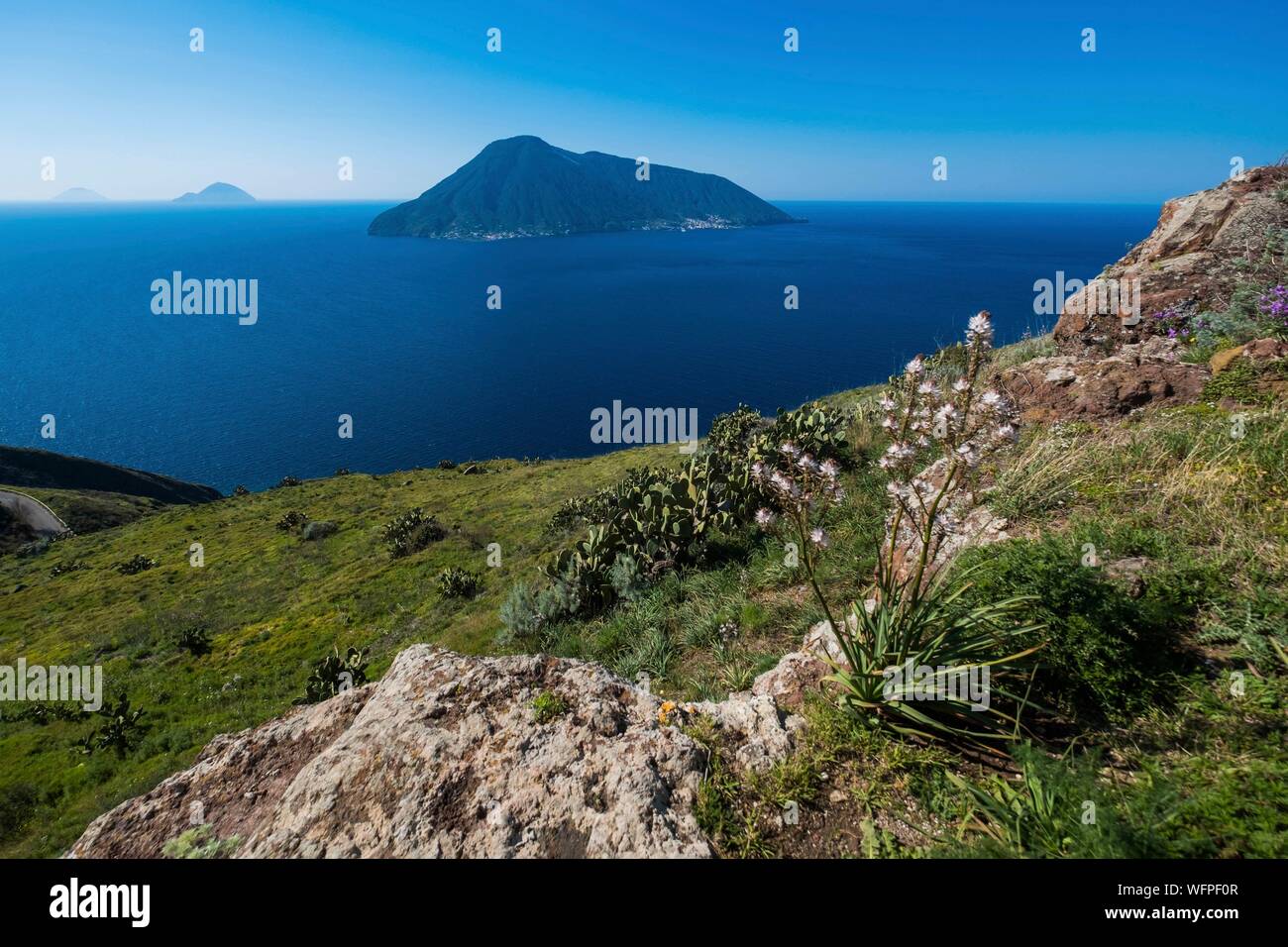 Italien, Sizilien, Liparische Inseln als Weltkulturerbe von der UNESCO, Lipari, Salina Inseln Alicudi und Filicudi von Chiesa vieja der Quattropani Stockfoto