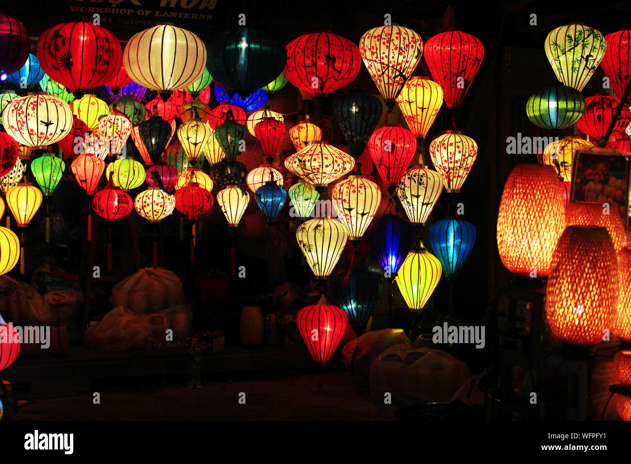 Bunte Laternen in der Nacht in Hoi An, Vietnam Stockfoto