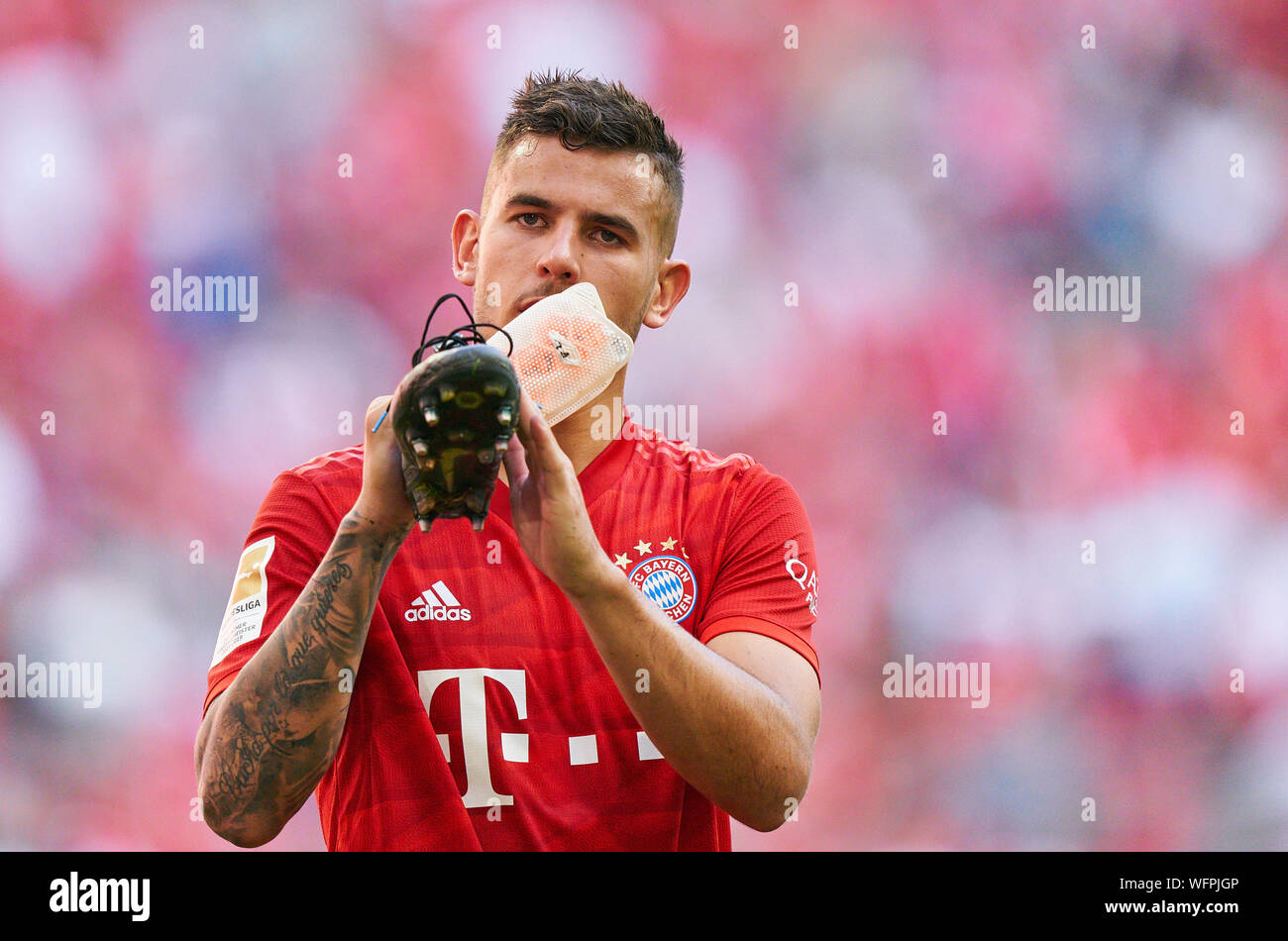 FCB-Team Feier nach dem Sieg mit Ventilatoren, Lucas HERNANDEZ (FCB 21) halbe Größe, Porträt, Symbol Fußball Beine, Fußballschuhe, Aktion, Schuhe Bolzen Masse, Masse, FC BAYERN MÜNCHEN - FSV Mainz 05 6-1 - DFL-Bestimmungen verbieten die Verwendung von Fotografien als BILDSEQUENZEN und/oder quasi-VIDEO - 1. Deutsche Fussball Liga, München, 31. August 2019 Saison 2019/2020, Spieltag 03, FCB, München © Peter Schatz/Alamy leben Nachrichten Stockfoto