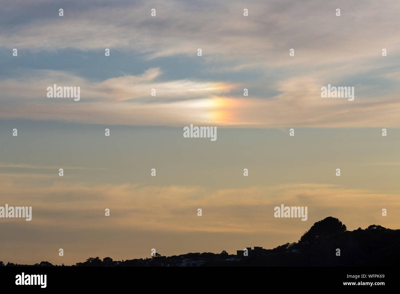 Bournemouth, Dorset UK. 31. August 2019. UK Wetter: eine nebensonne, mock Sonne, oder parhelion, von Sonnenlicht durch Eiskristalle in der Luft formen in Bournemouth gebildet, nachdem ein gemischter Tag der Wetter - Regen und nasse am frühen Nachmittag zu einem herrlich warmen, sonnigen Nachmittag und Abend, wie Massen strömen zu den am Meer am Strand von Bournemouth Bournemouth Air Festival zu sehen. Credit: Carolyn Jenkins/Alamy leben Nachrichten Stockfoto