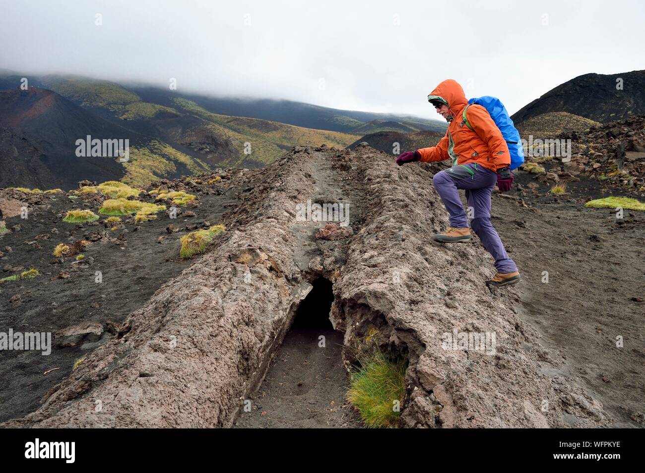 Italien, Sizilien, Ätna Regionaler Naturpark, den Ätna, als Weltkulturerbe von der UNESCO, Silvestri Krater aufgeführt, mini Lava Tunnel Stockfoto