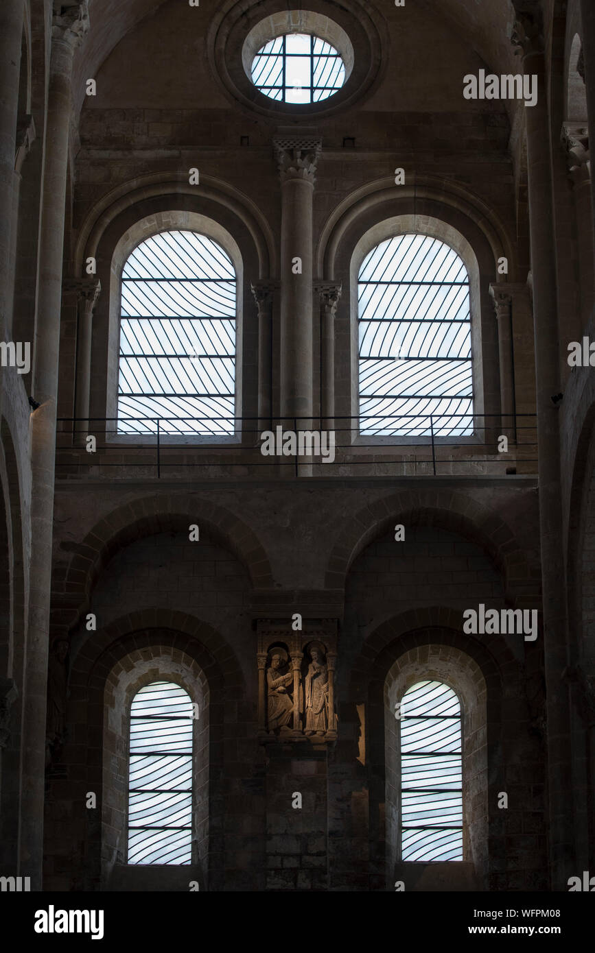 Frankreich, Aveyron, Conques, den schönsten Dörfern von Frankreich gekennzeichnet, romanische Abtei von Saint Foy aus dem 11. Jahrhundert, ein UNESCO Weltkulturerbe, moderne Glasfenster von Pierre Soulages Stockfoto