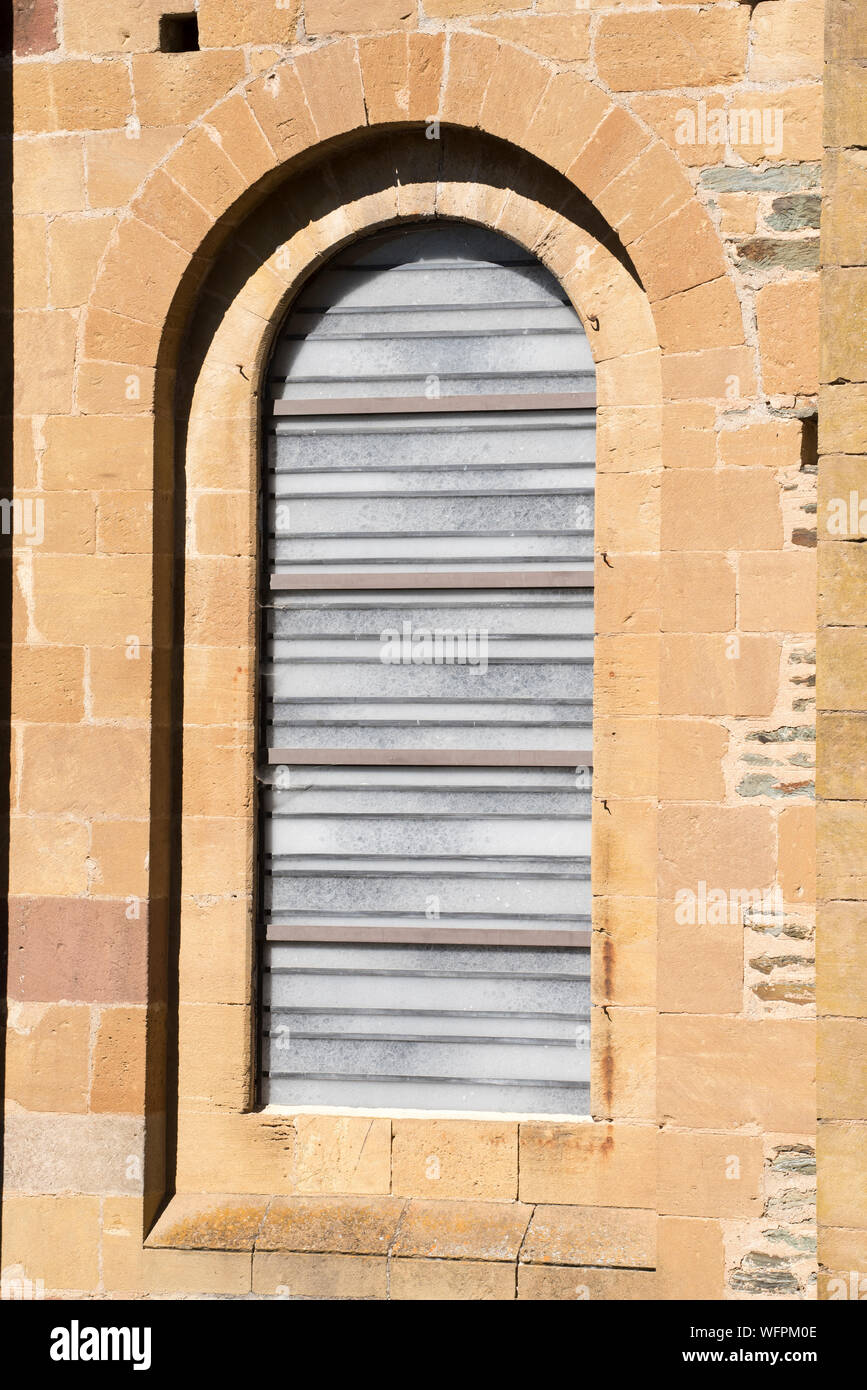 Frankreich, Aveyron, Conques, den schönsten Dörfern von Frankreich gekennzeichnet, romanische Abtei von Saint Foy aus dem 11. Jahrhundert, ein UNESCO Weltkulturerbe, moderne Glasfenster von Pierre Soulages Stockfoto