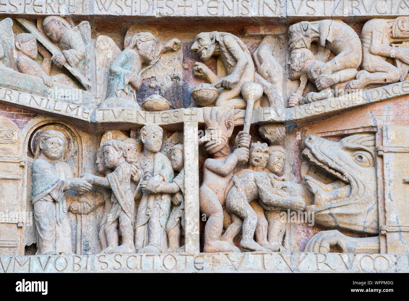 Frankreich, Aveyron, Conques, den schönsten Dörfern von Frankreich gekennzeichnet, romanische Abtei von Saint Foy aus dem 11. Jahrhundert, ein UNESCO Weltkulturerbe, Tympanon des Jüngsten Gerichts Stockfoto