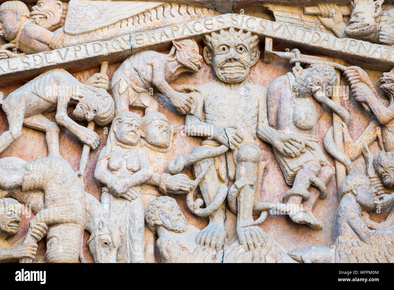 Frankreich, Aveyron, Conques, den schönsten Dörfern von Frankreich gekennzeichnet, romanische Abtei von Saint Foy aus dem 11. Jahrhundert, ein UNESCO Weltkulturerbe, Tympanon des Jüngsten Gerichts Stockfoto