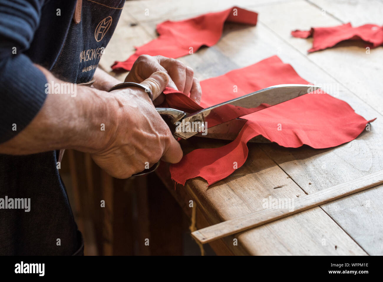 Frankreich, Aveyron, Millau, Maison Fabre (Ganterie Fabre) 1924 gegründet, Leder schneiden für Handschuhe Stockfoto