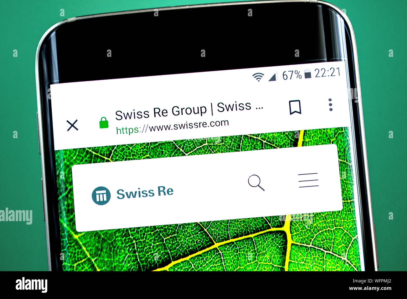 Berdyansk, Ukraine - 1. Juli 2019: Illustrative Editorial der Swiss Re Website Homepage. Swiss Re Logo sichtbar auf dem Bildschirm des Telefons. Stockfoto