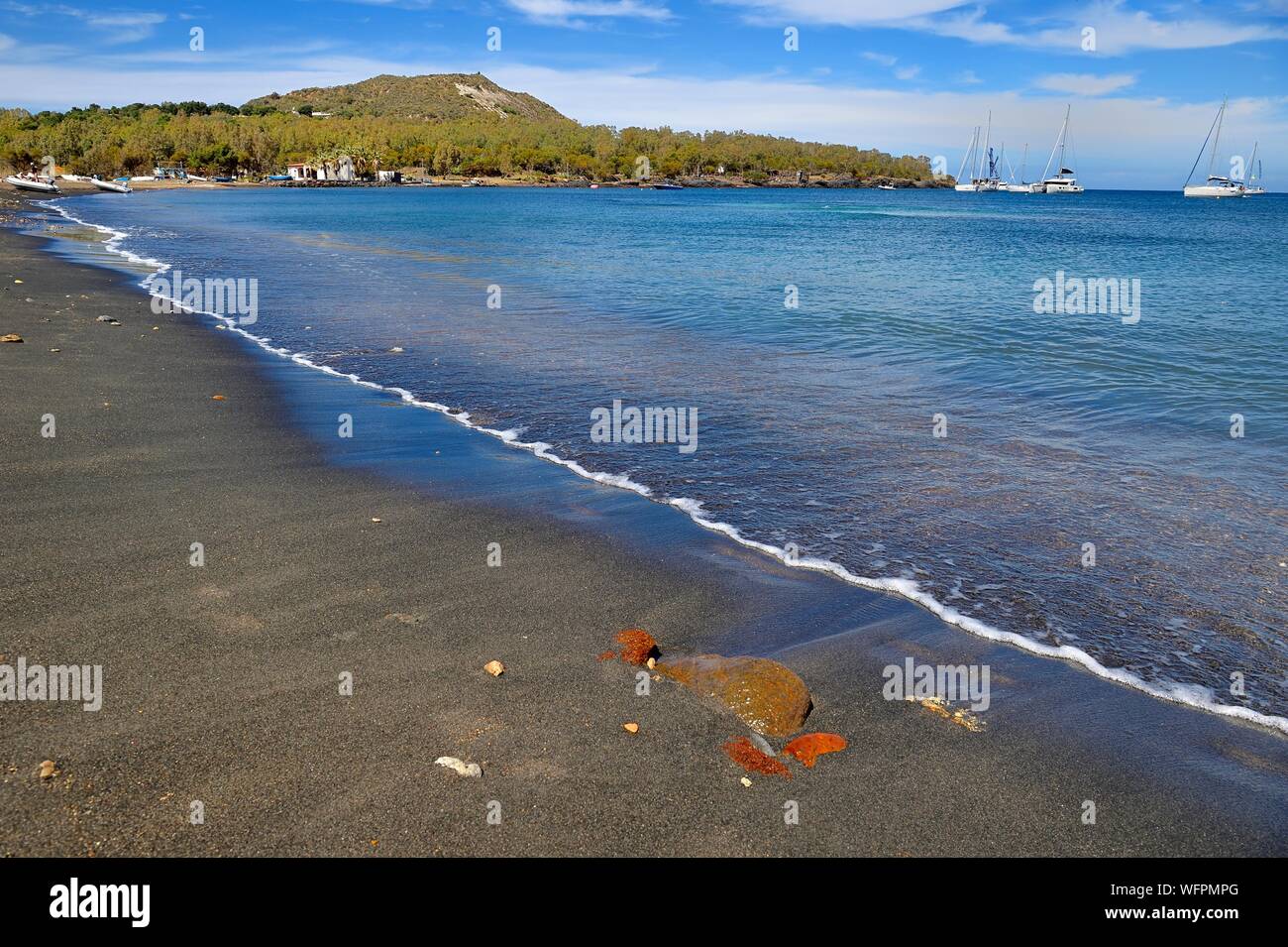 Italien, Sizilien, Liparische Inseln, ein UNESCO Weltkulturerbe, Vulcano Island, schwarzer Sandstrand von Porto de Levante Stockfoto