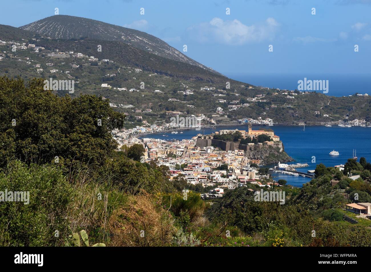 Italien, Sizilien, Liparische Inseln, ein UNESCO Weltkulturerbe, Insel Lipari, Salina, Lipari durch seine Zitadelle Stockfoto