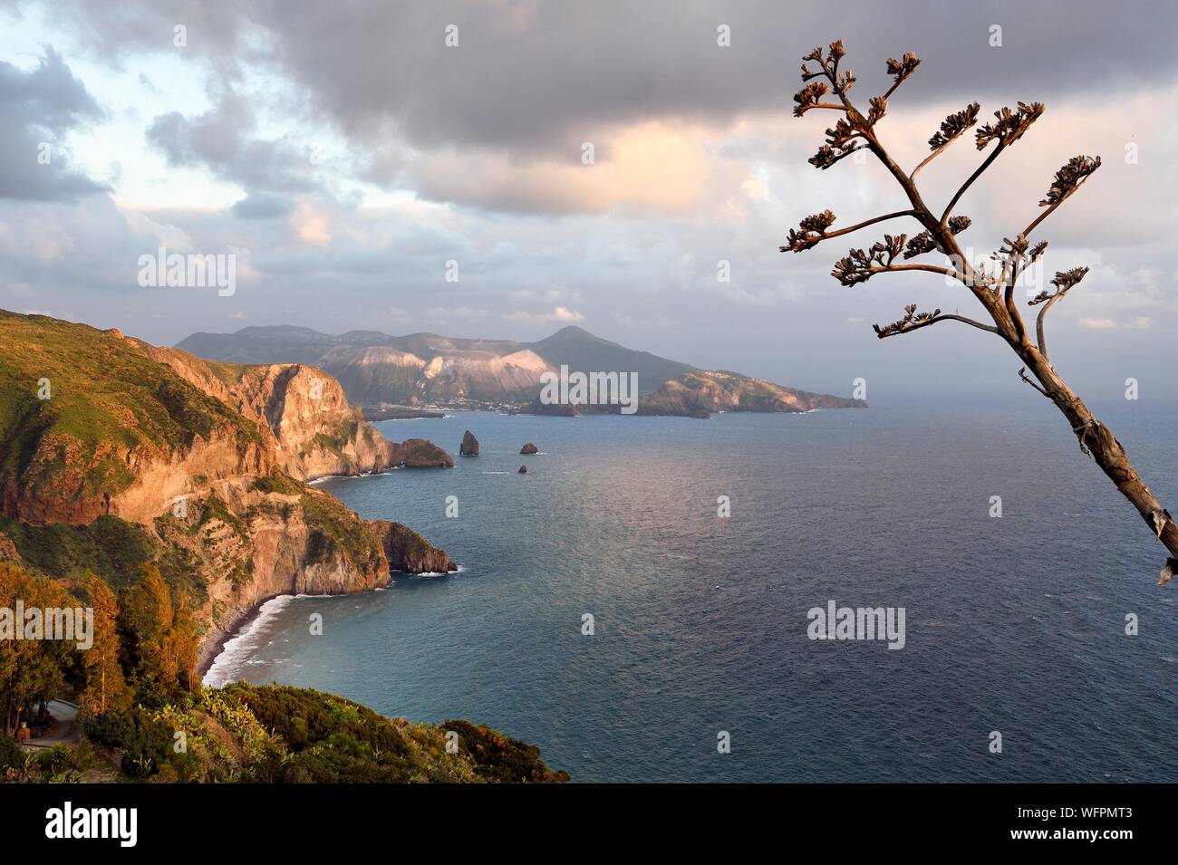 Italien, Sizilien, Liparische Inseln, ein UNESCO Weltkulturerbe, Insel Lipari, die Klippen von der Südwestküste der Insel an Quattrocchi mit Blick auf den Vulkan Insel im Hintergrund Stockfoto