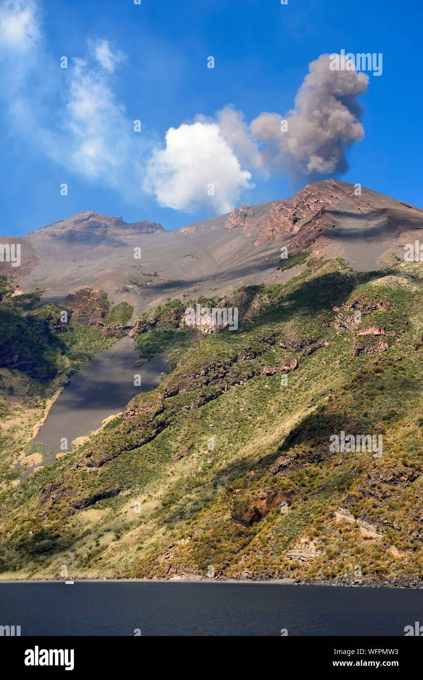 Italien, Sizilien, Liparische Inseln, ein UNESCO Weltkulturerbe, die Insel Stromboli, einem der mehreren und regelmäßige Eruptionen des Vulkans Stromboli, die steigt auf 924 m Stockfoto