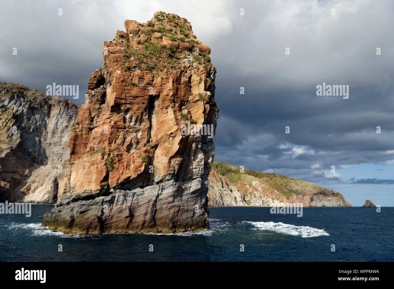 Italien, Sizilien, Liparische Inseln, ein UNESCO Weltkulturerbe, Insel Lipari, die Klippen an der Südküste der Insel, Lipari Faraglioni, Rock der erstarrten Magma aus einem vulkanischen Plug genannt Pietra Lunga (Langer Stein) Stockfoto