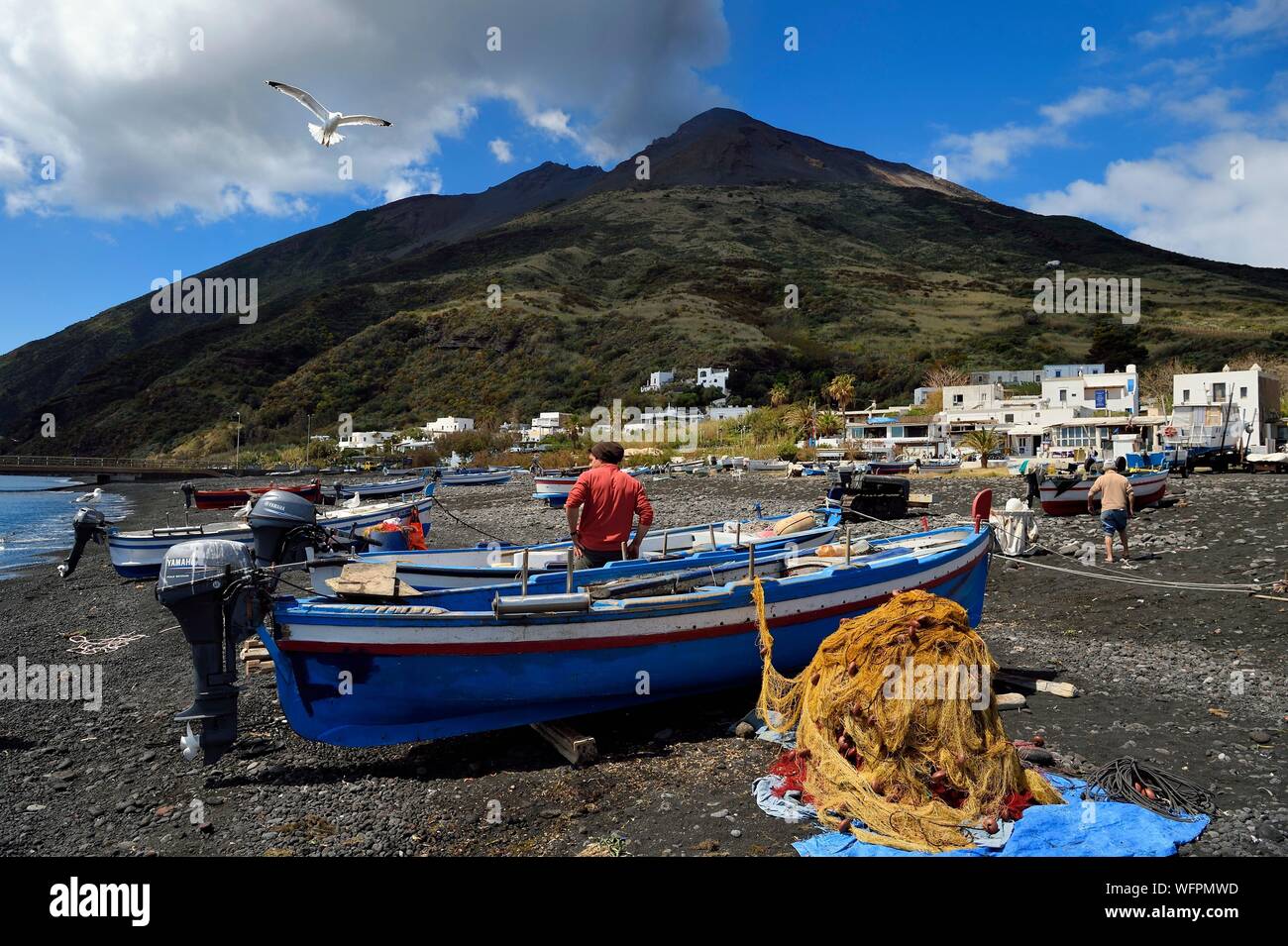 Italien, Sizilien, Liparische Inseln, ein UNESCO Weltkulturerbe, die Insel Stromboli, Fischer am Strand von Scari und den Vulkan Stromboli im Hintergrund Stockfoto