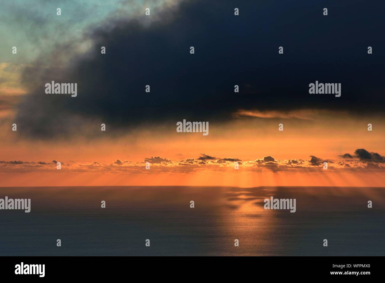 Italien, Sizilien, Liparische Inseln, ein UNESCO Weltkulturerbe, die Insel Stromboli, Sonnenuntergang über dem Tyrrhenischen Meer Stockfoto