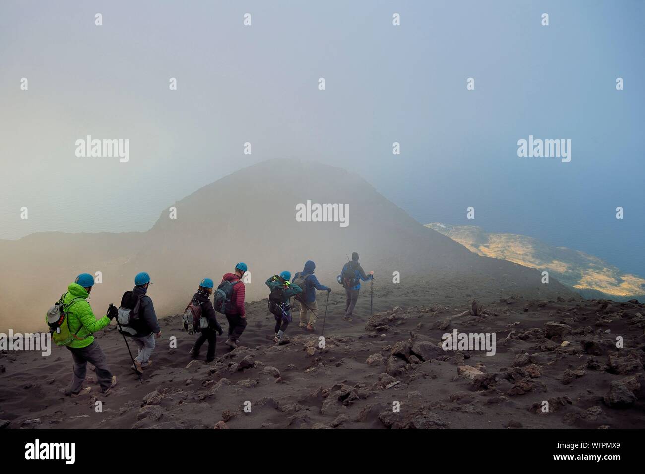 Italien, Sizilien, Liparische Inseln, ein UNESCO Weltkulturerbe, die Insel Stromboli, Wanderer an den Hängen des Vulkans Stockfoto