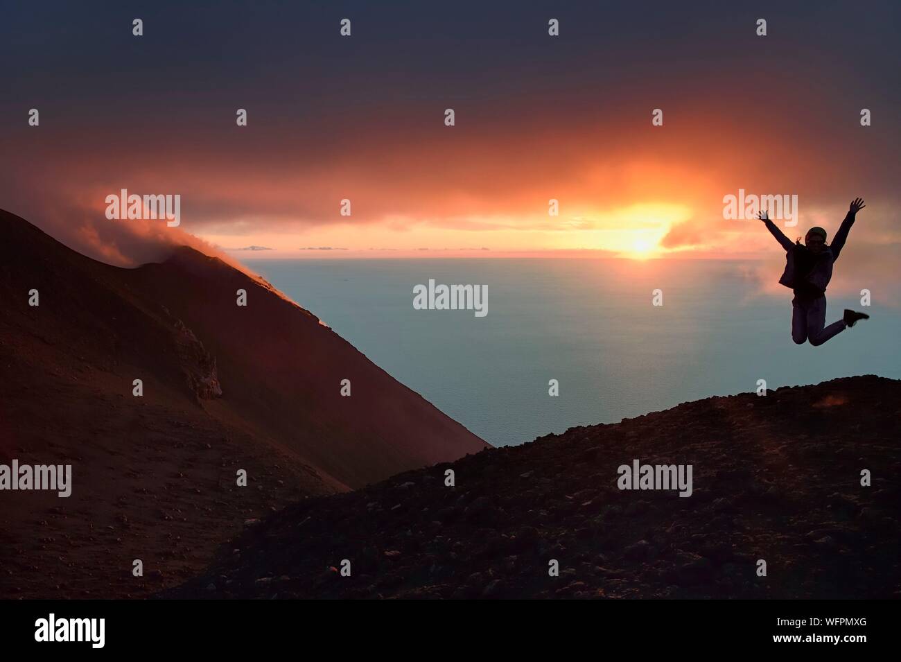 Italien, Sizilien, Liparische Inseln, ein UNESCO Weltkulturerbe, die Insel Stromboli, Wanderer und fumarolen einer Eruption an den Hängen des aktiven Vulkans bei Sonnenuntergang Stockfoto