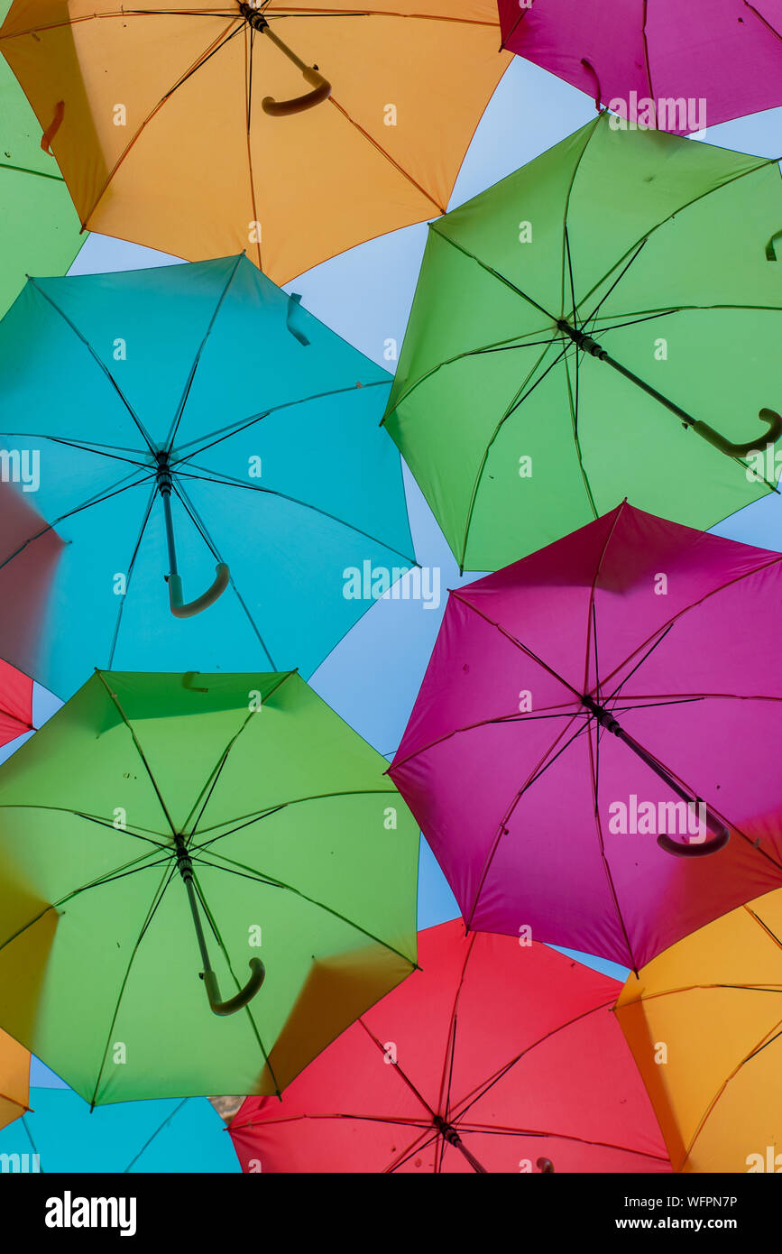 Straße mit bunten Sonnenschirmen in Setubal, Aveiro - Portugal Stockfoto Straße mit bunten Sonnenschirmen in Setubal, Aveiro - Portugal Stockfoto