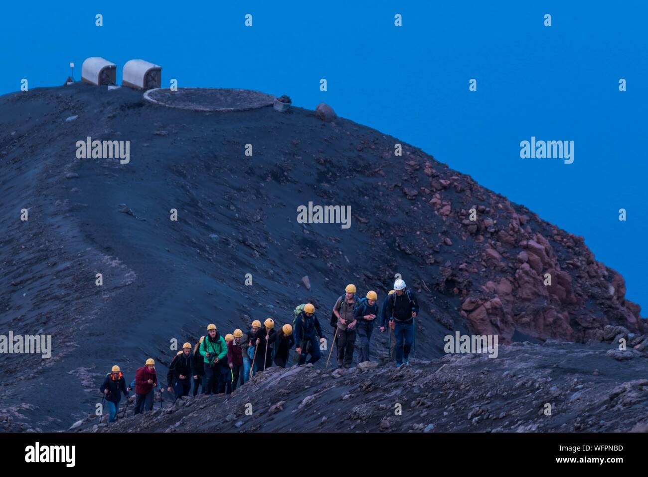 Italien, Sizilien, Liparische Inseln, das Tyrrhenische Meer, Vulkan Stromboli, San Vincenzo, Besteigung der Gipfel 924 m, mit Blick auf den Hauptkrater Stockfoto